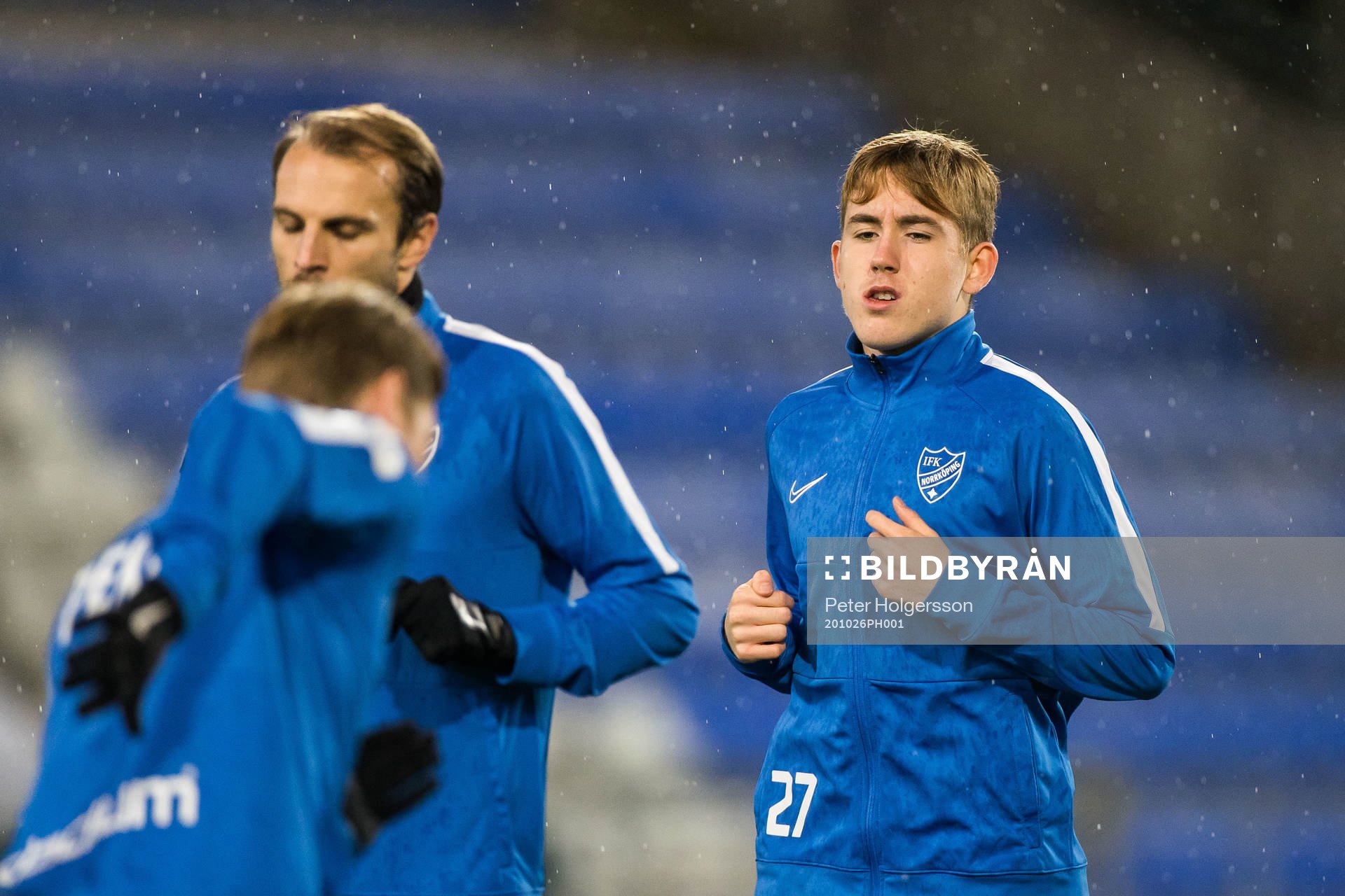 IFK Norrköpings Isak Bergmann Johannesson värmer upp