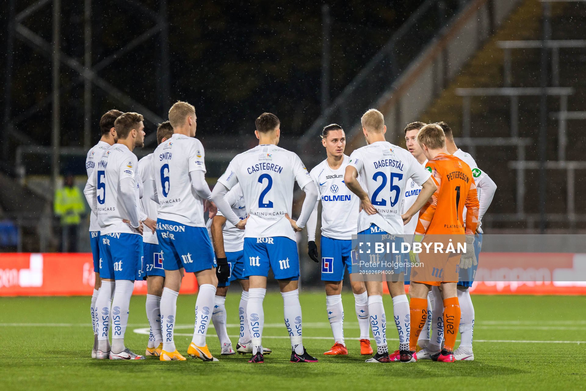 IFK Norrköpings Jonathan Levi samlas med lagkamrater