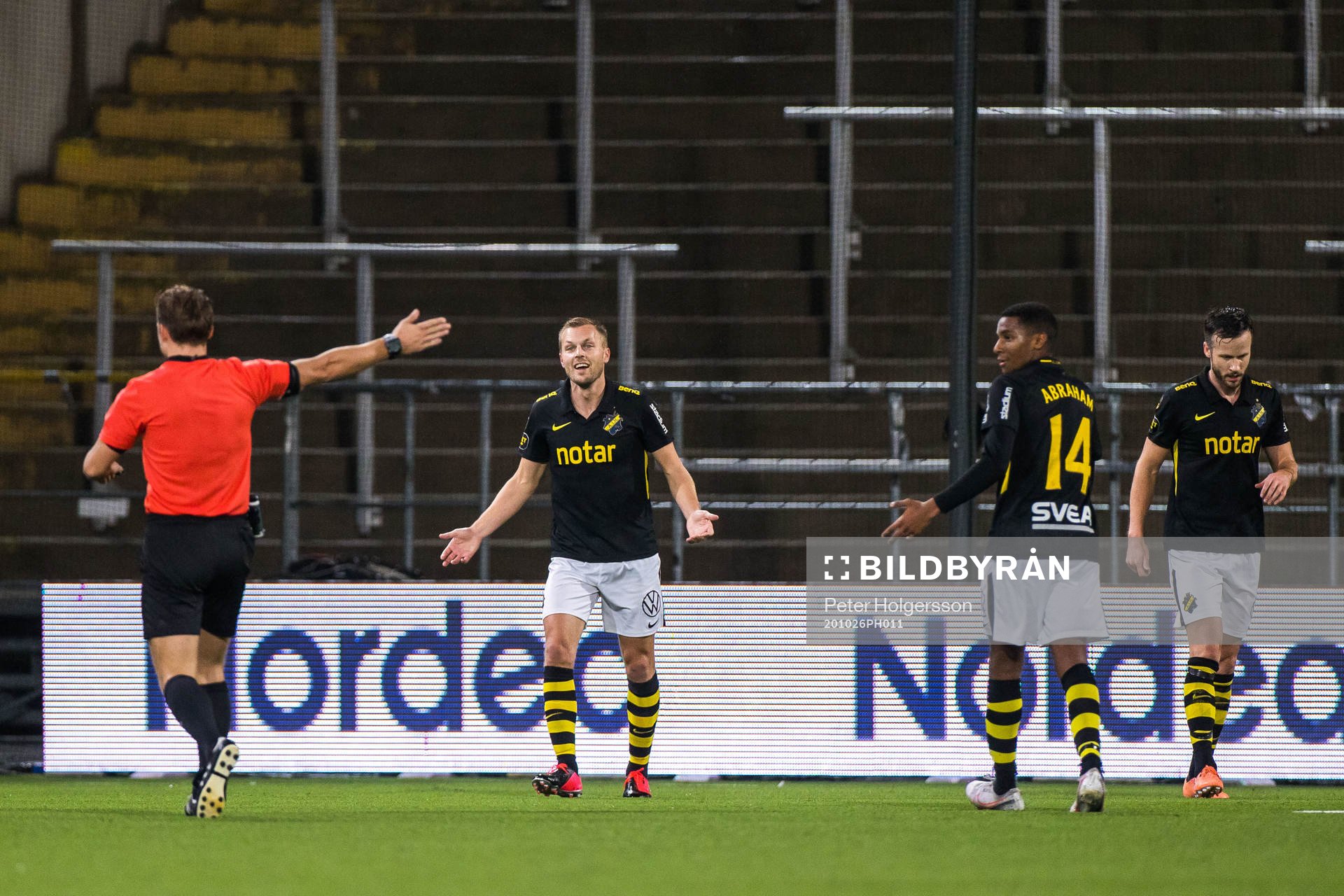 s Sebastian Larsson reagerar på ett domslut