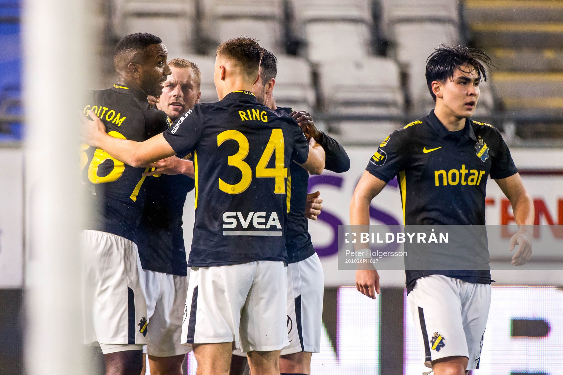 s Henok Goitom jublar med lagkamrater