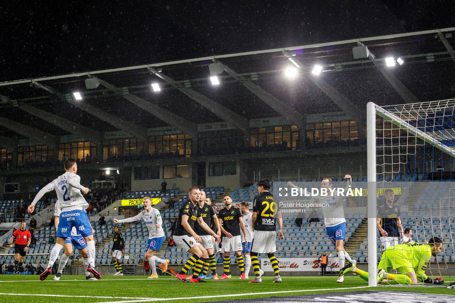 IFK Norrköpings Henrik Castegren gör 2-1 och jublar medan