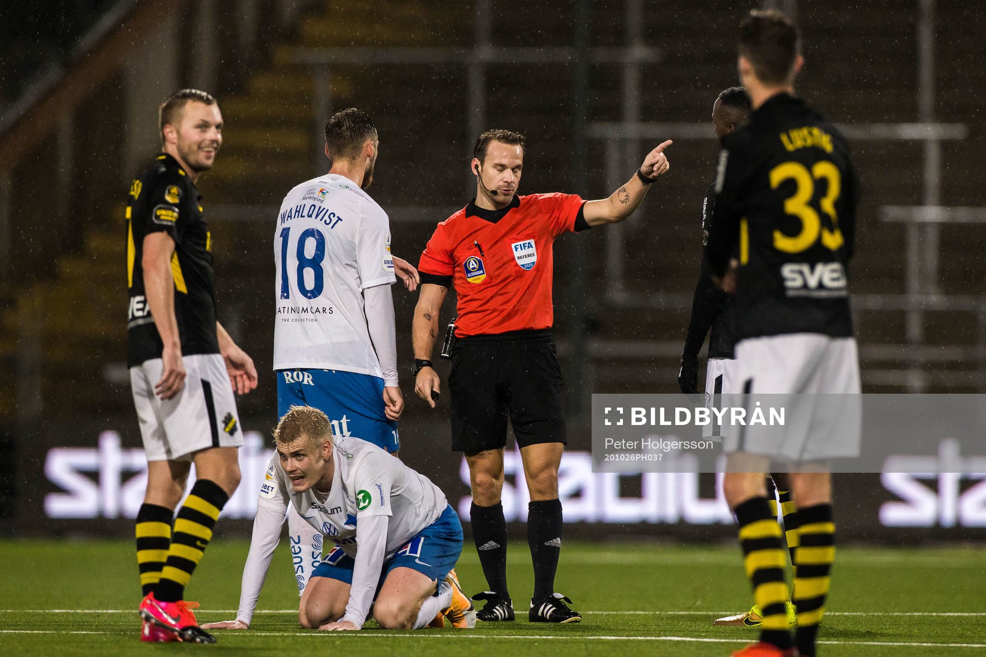 Domare Kristoffer Karlsson framför IFK Norrköpings Eric