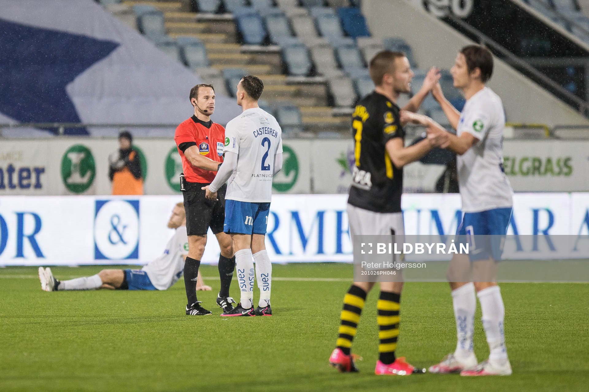 IFK Norrköpings Henrik Castegren i samtal med domare