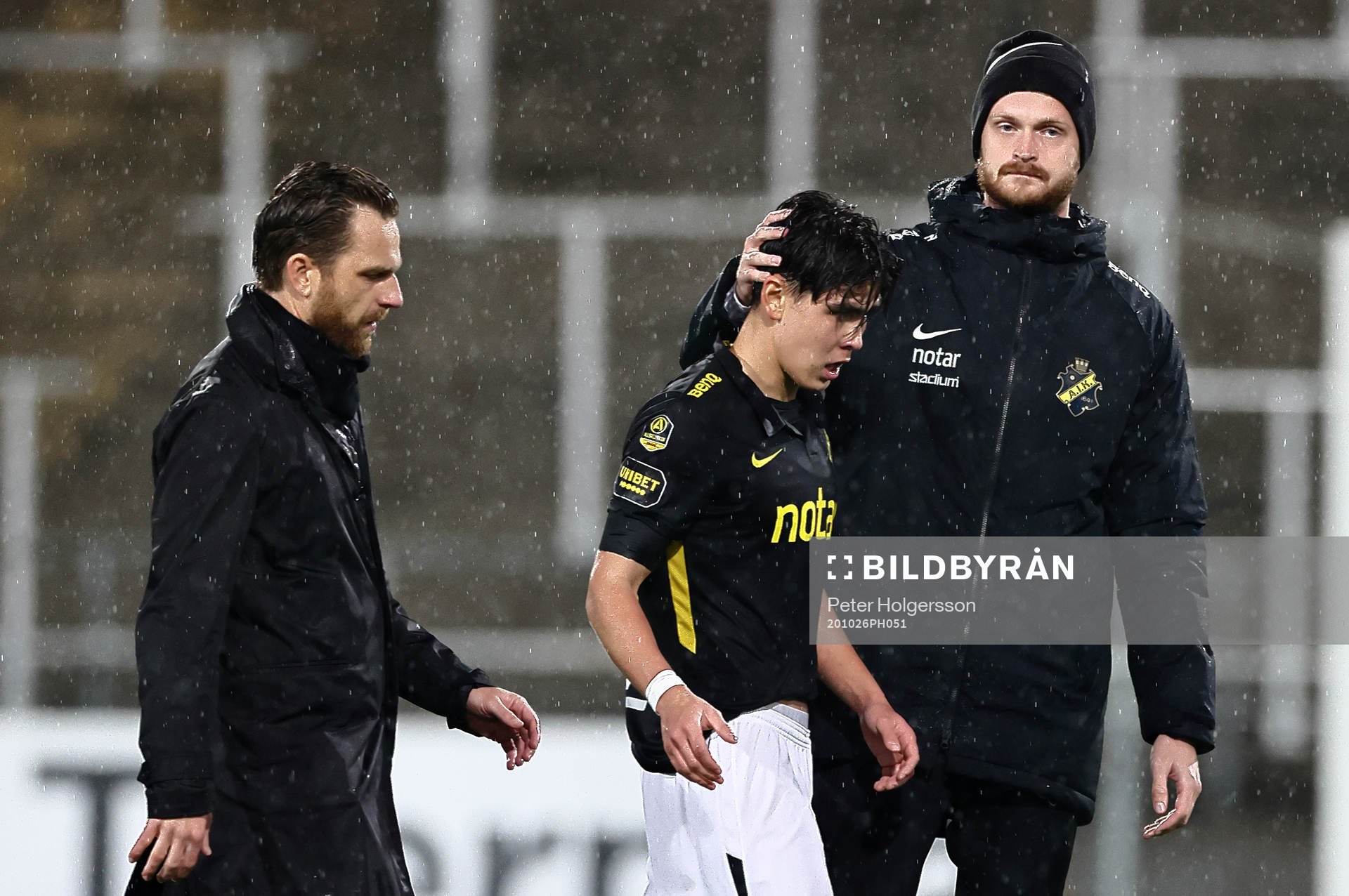 s tränare Bartosz Grzelak och Eric Kahl deppar