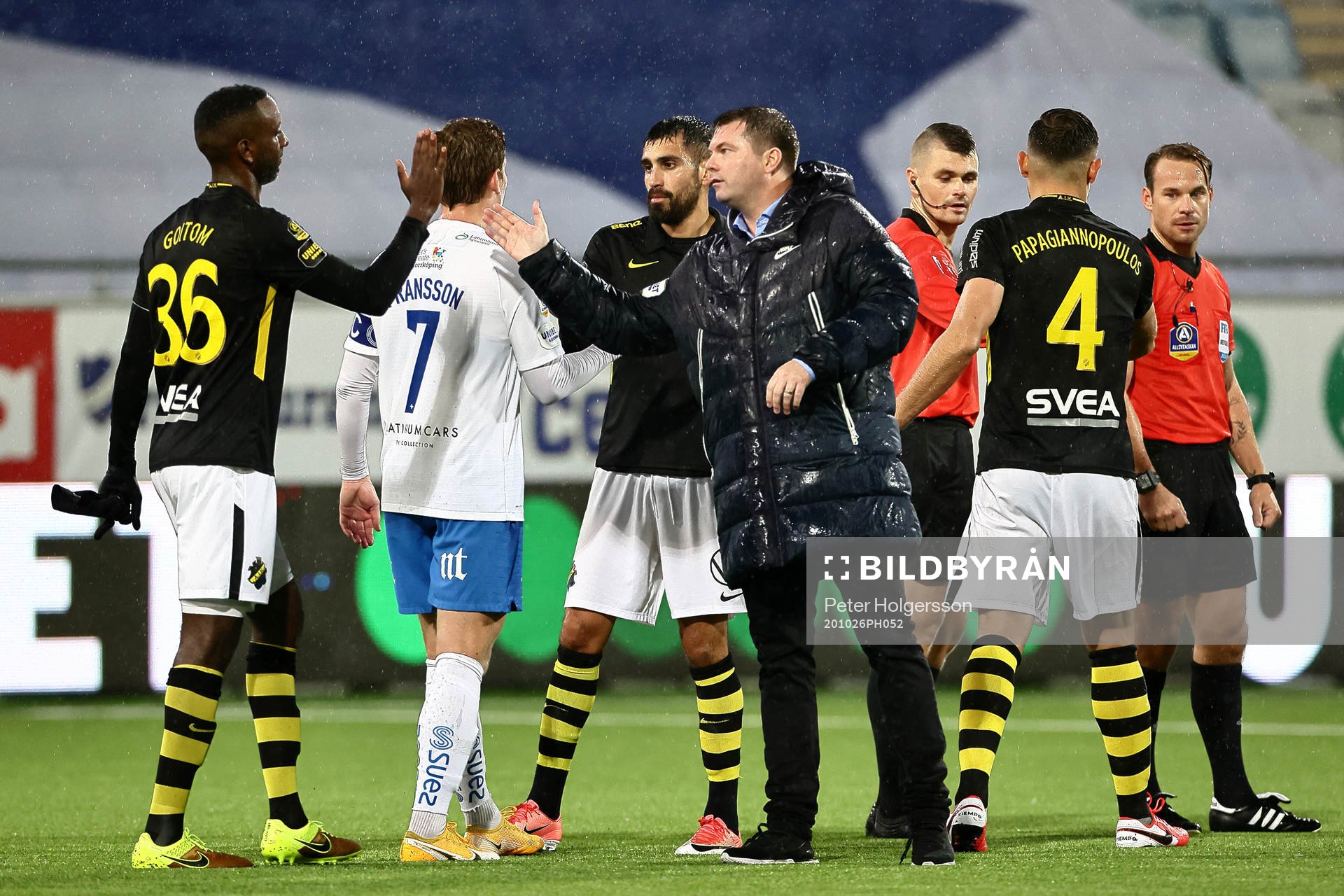 AIK:s Henok Goitom och IFK Norrköpings tränare Jens Gustafsson under fotbollsmatchen i Allsvenskan mellan IFK Norrköping och AIK den 26 oktober 2020 i Norrköping.