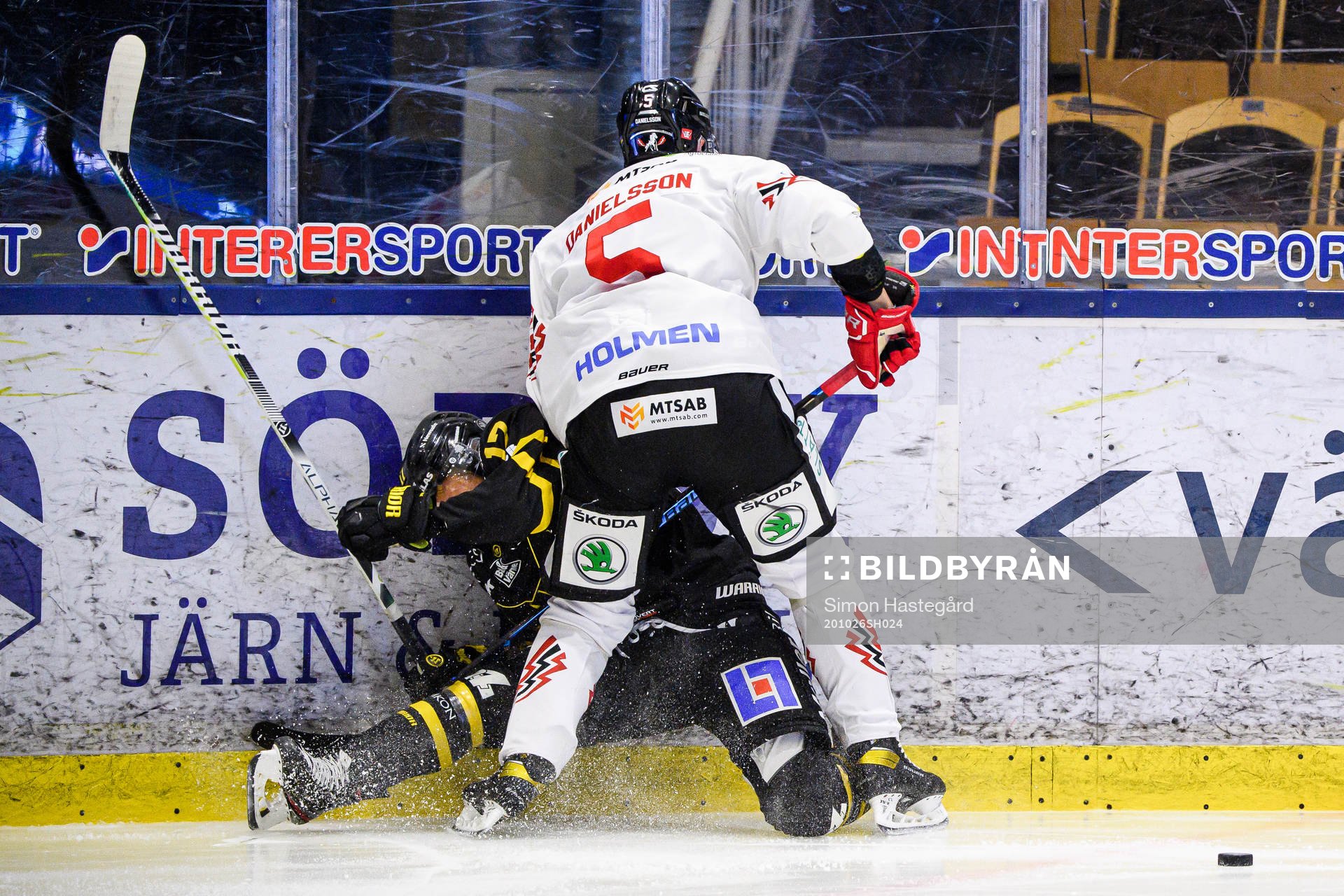Vita Hästens Anton Danielsson tacklar Västerås William