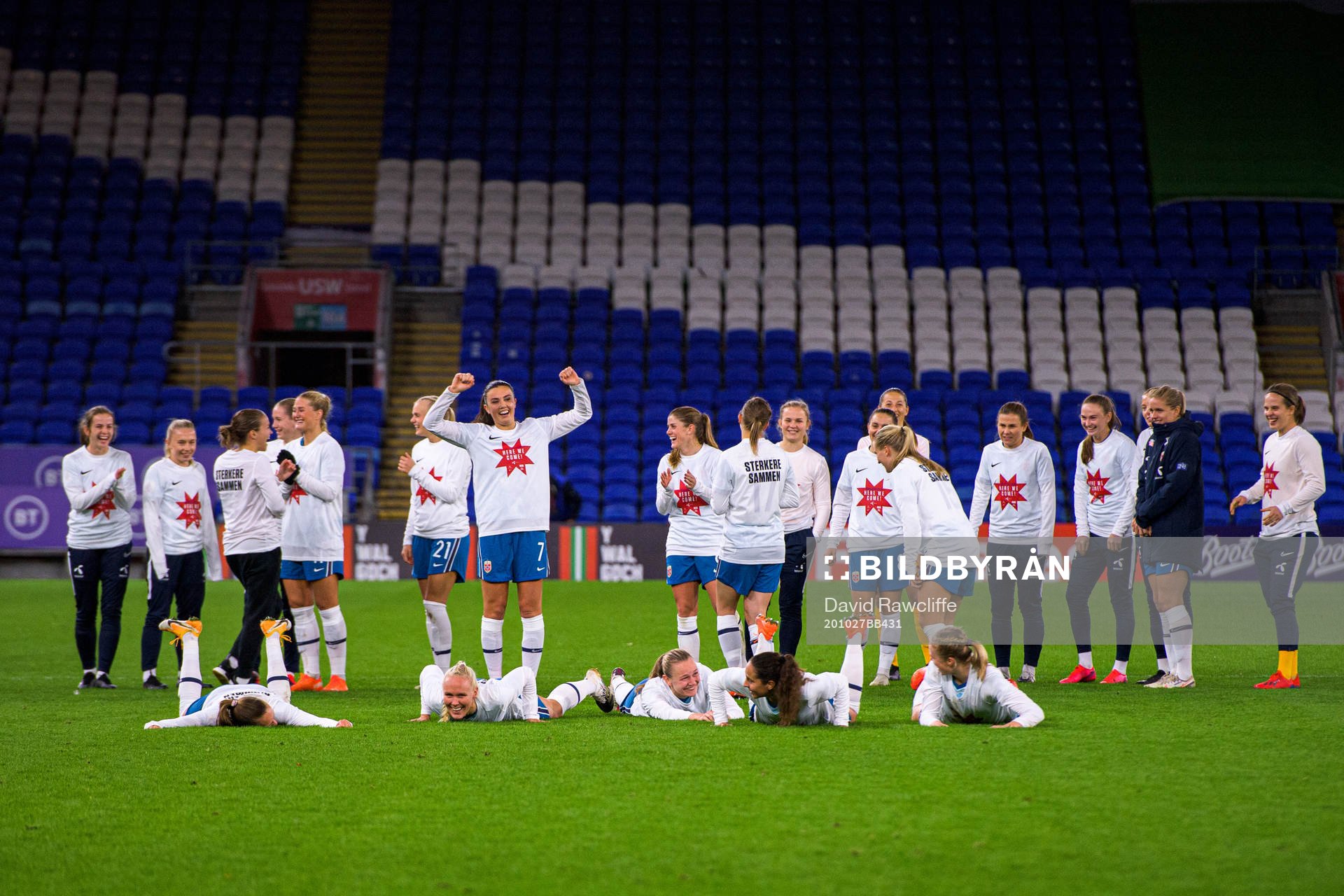 Ingrid Syrstad Engen and players of Norway celebrate