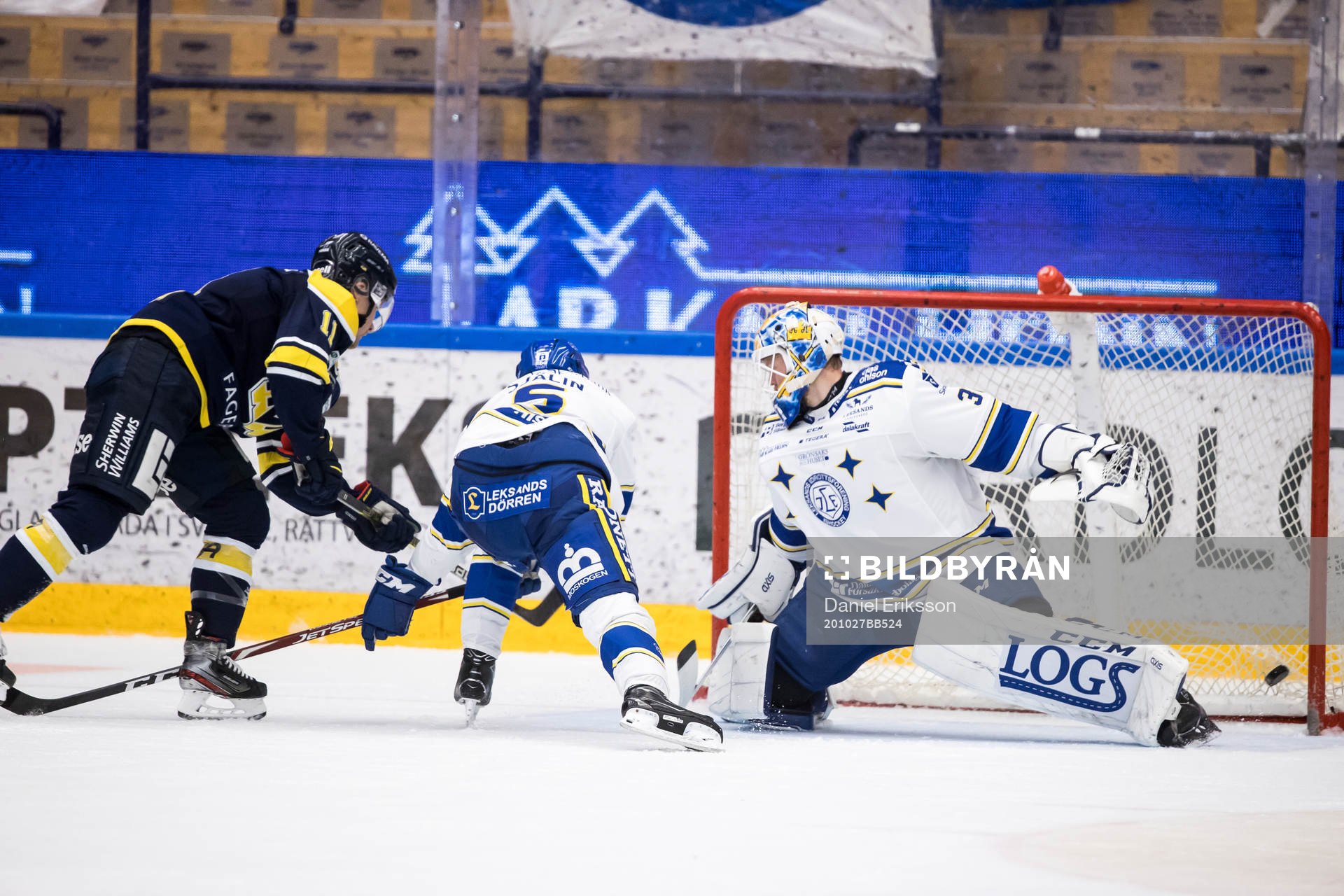 s Simon Önerud gör 1-2 bakom Leksands Calle Själin och