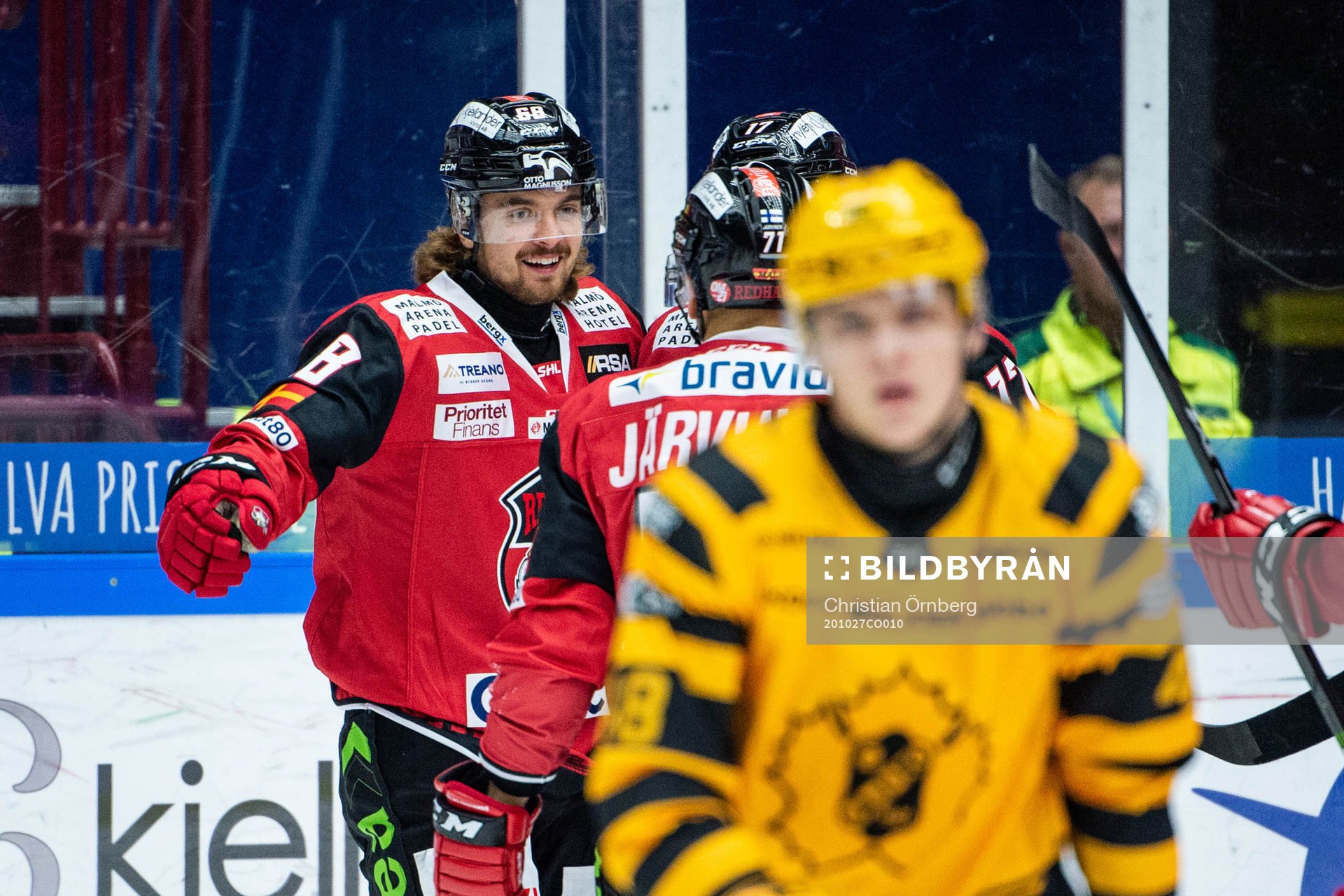 Malmö Redhawks Adam Brodecki jublar med lagkamrater