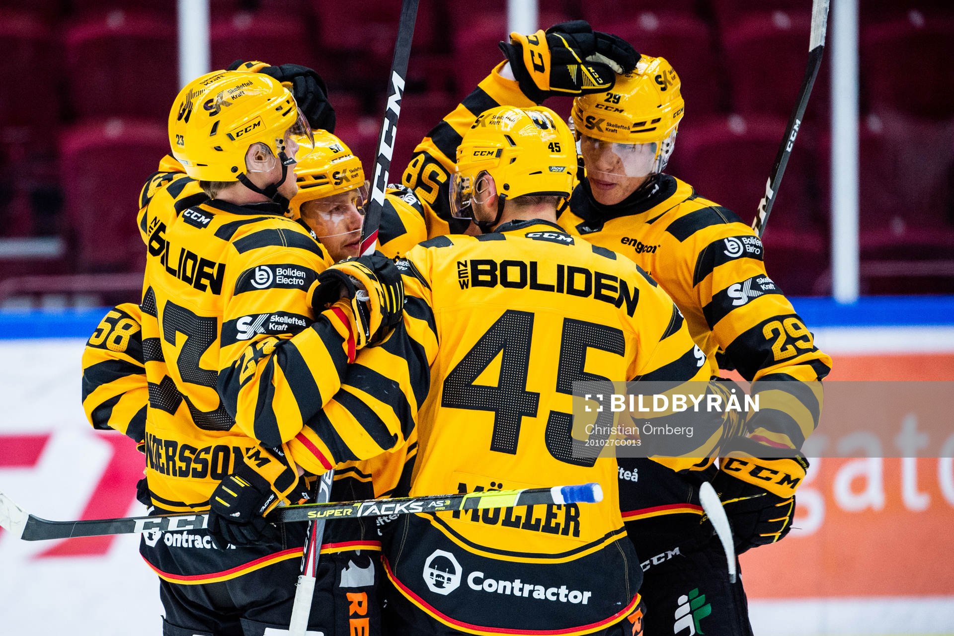 Skellefteås Oscar Möller jublar med lagkamrater
