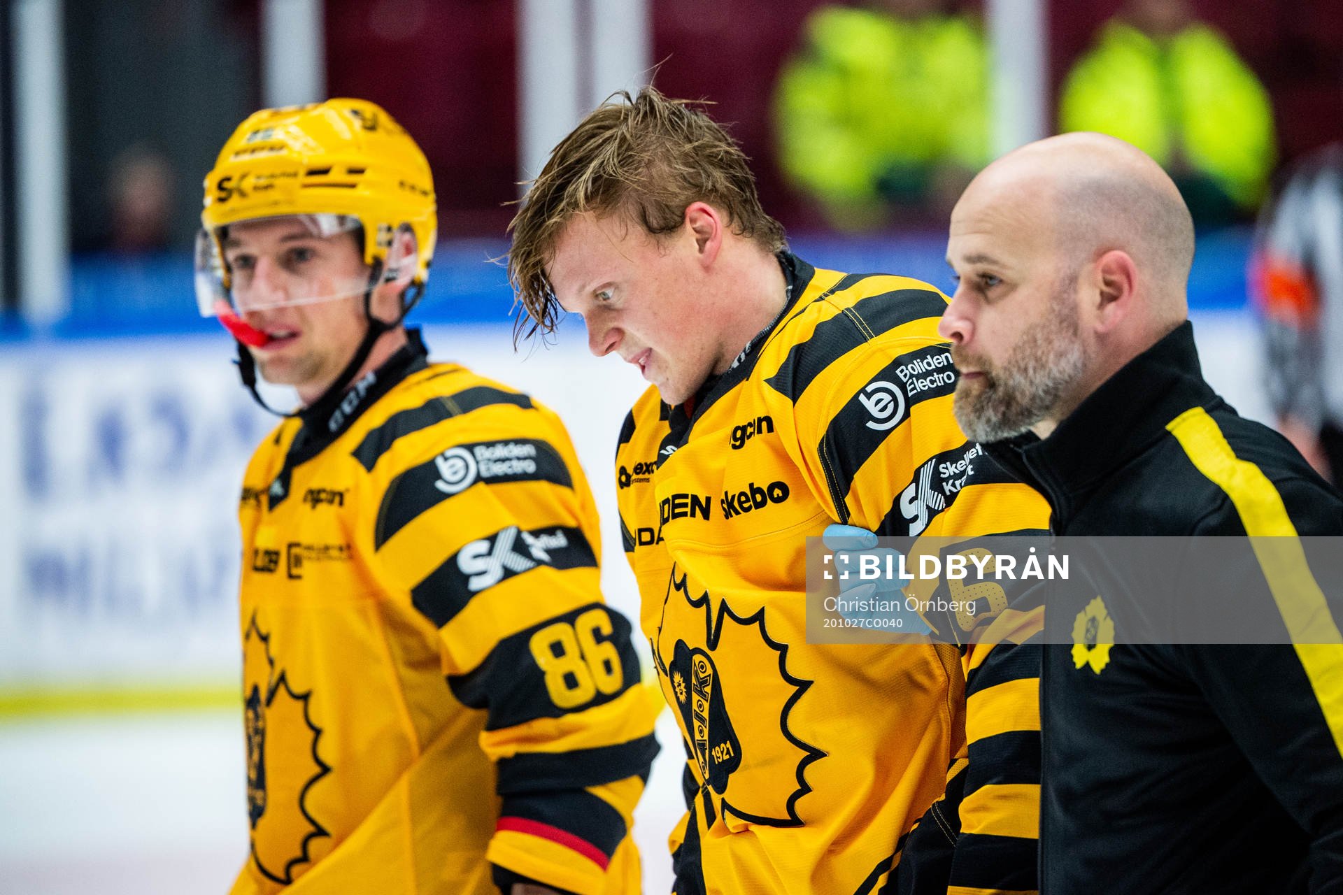 Skellefteås Linus Lindström får hjälp av isen