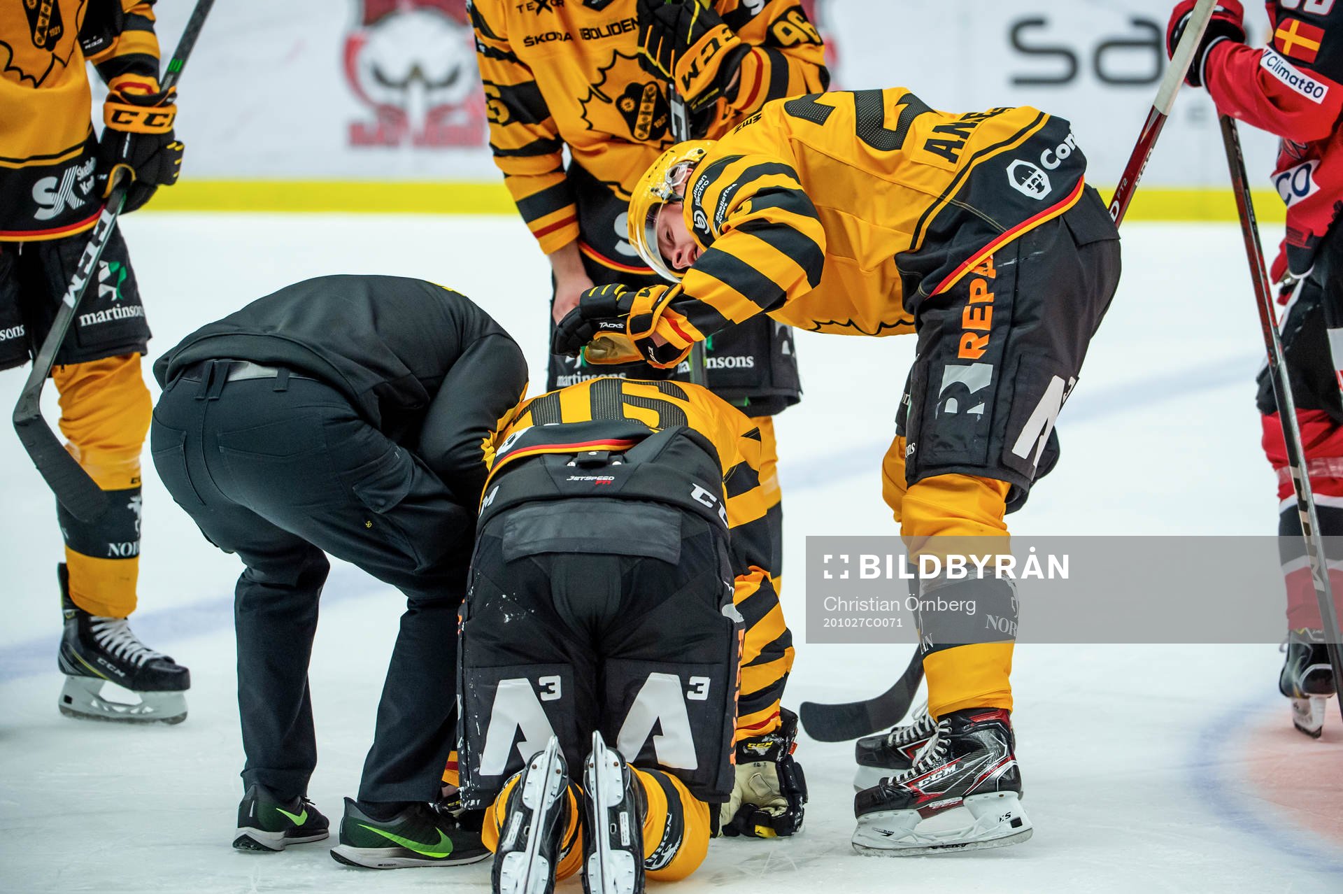 Skellefteås Jacob Andersson kollar till Linus Lindström