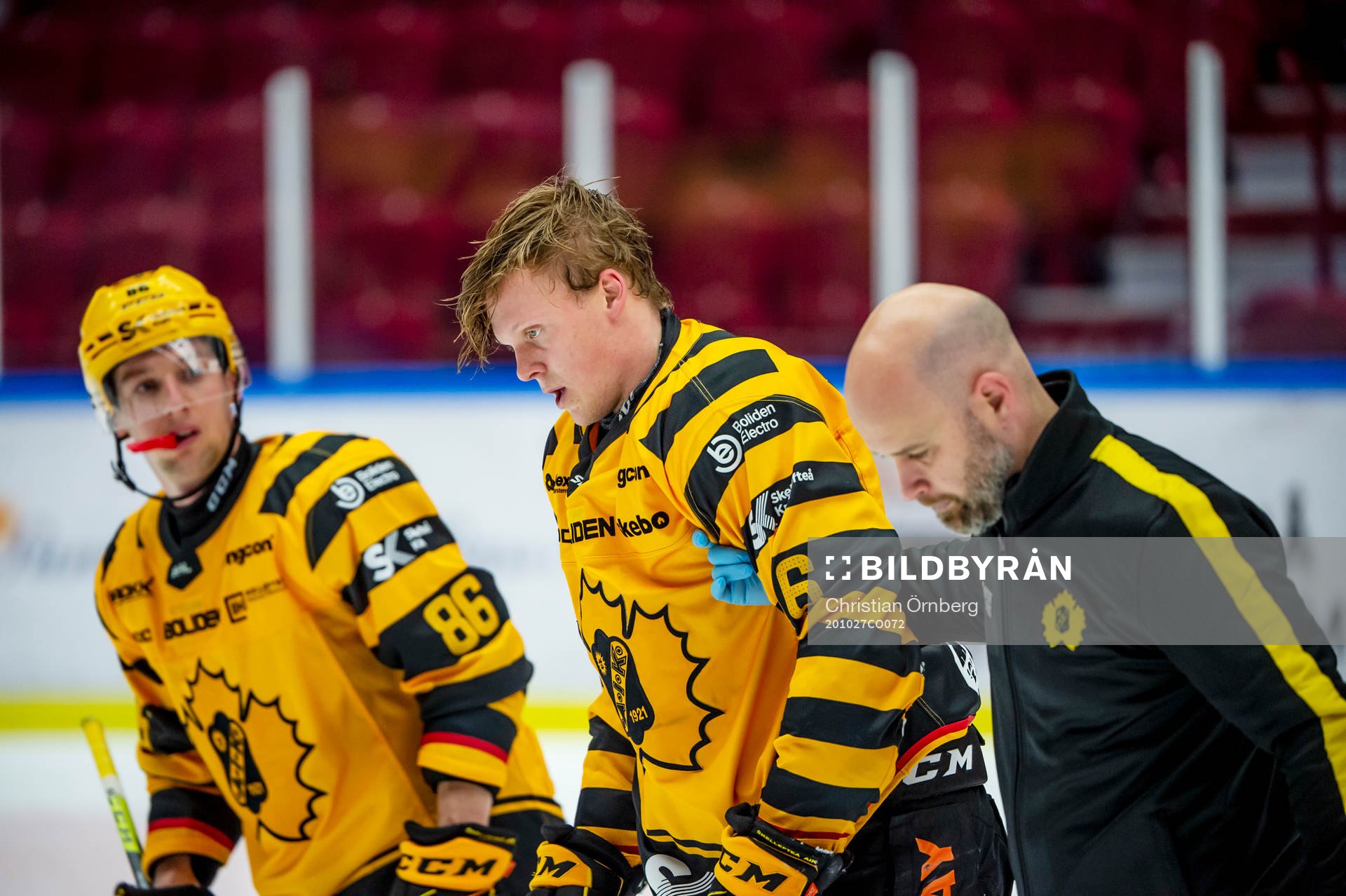 Skellefteås Linus Lindström tas omhand