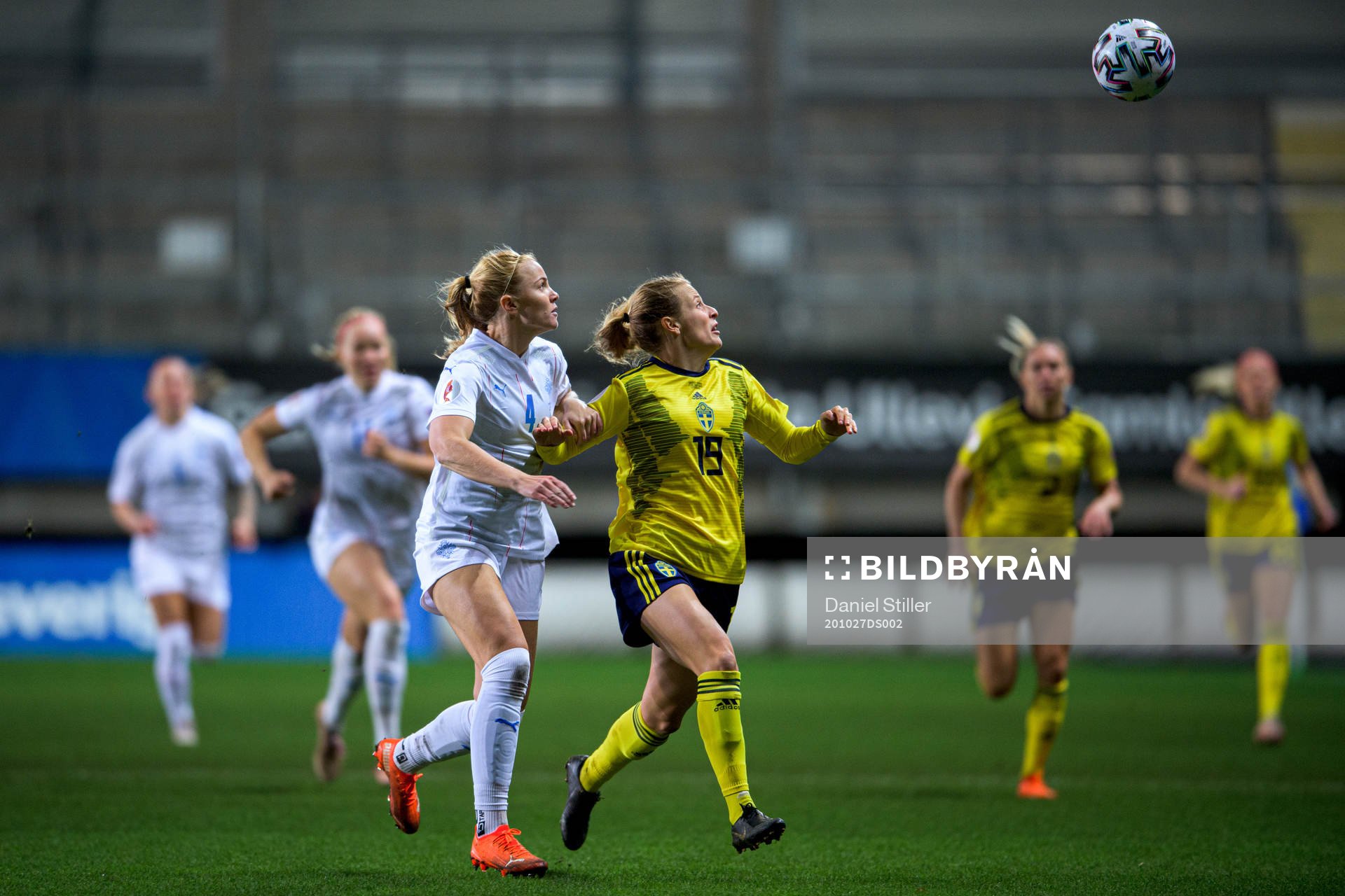 Anna Anvegård of Sweden and Glódís Perla Viggósdóttir of Iceland during the UEFA Women's Euro Qualifier football match between Sweden and Iceland on October 27, 2020 in Gothenburg.