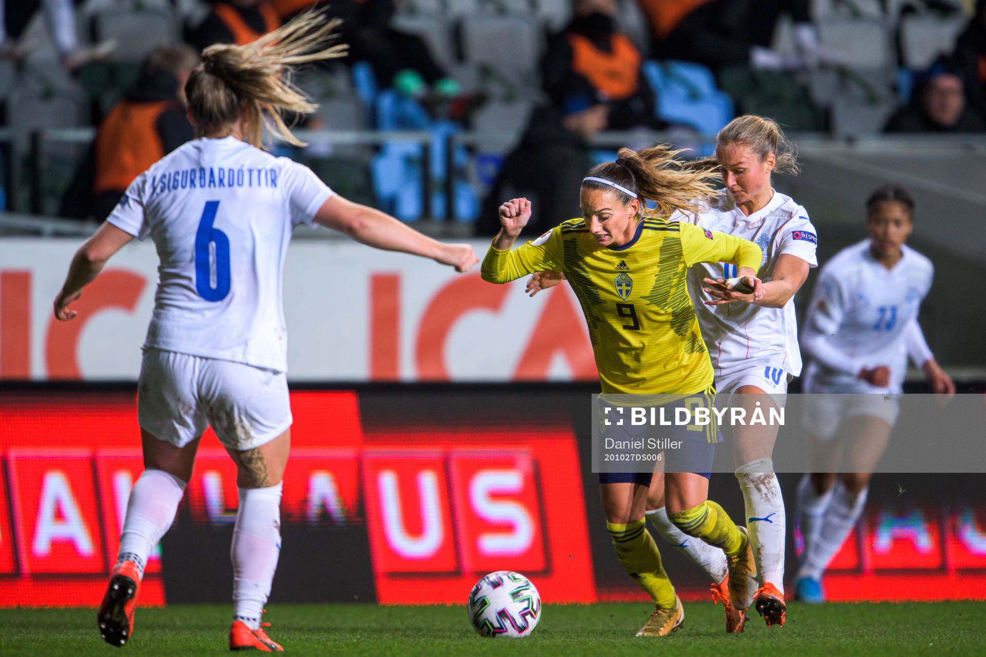 Kosovare Asllani of Sweden and Hólmfríður Magnúsdóttir
