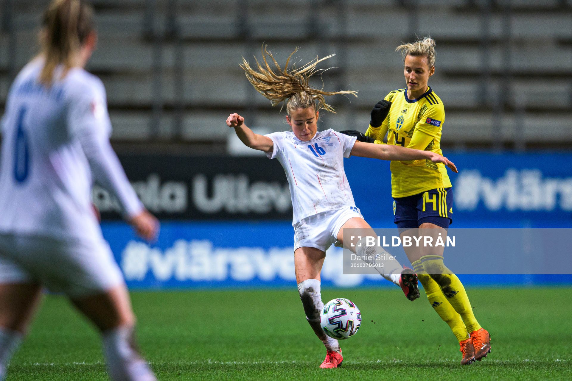 Elín Metta Jensen of Iceland and Nathalie Björn of Sweden during the UEFA Women's Euro Qualifier football match between Sweden and Iceland on October 27, 2020 in Gothenburg.