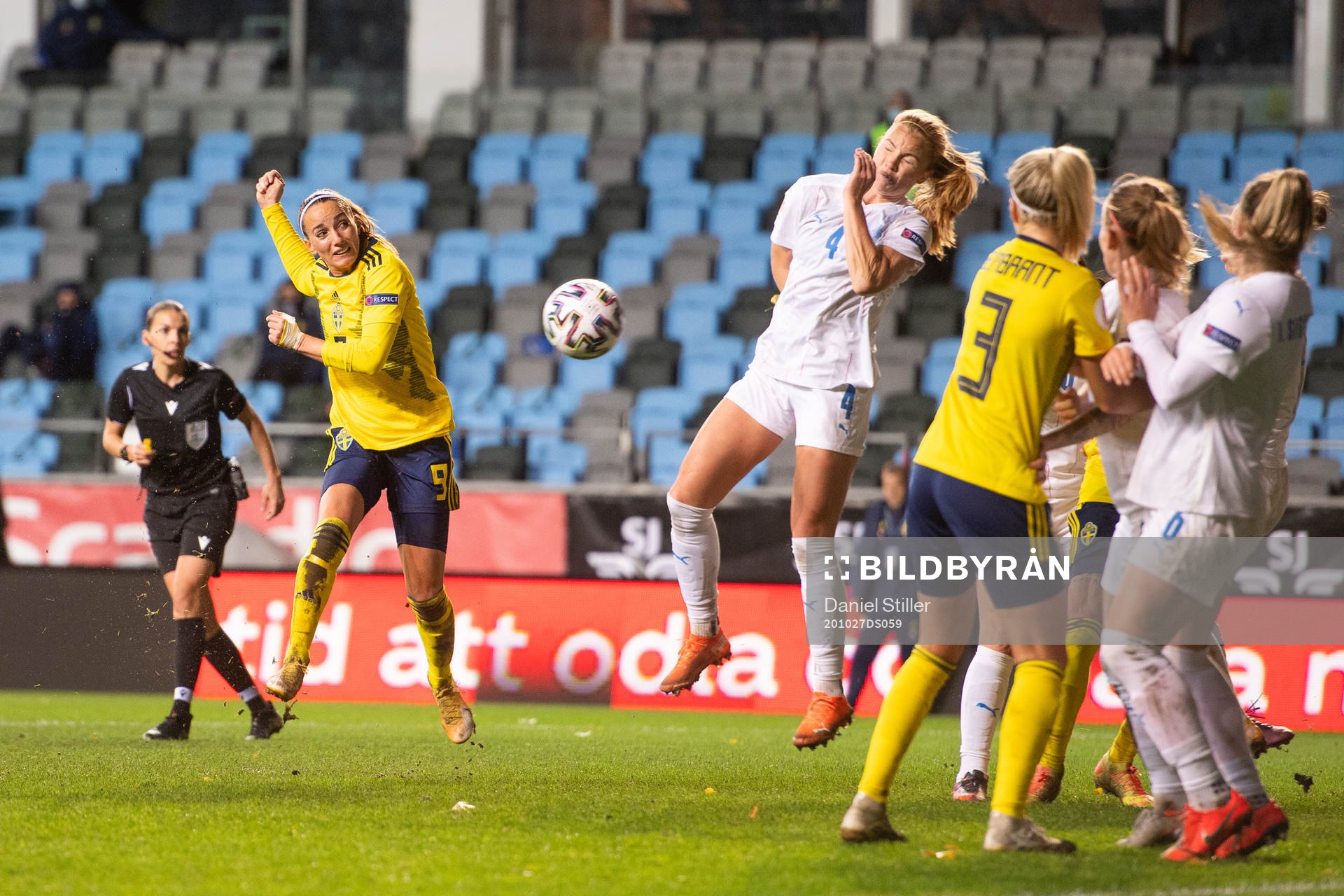 Kosovare Asllani of Sweden and Glódís Perla Viggósdóttir of Iceland during the UEFA Women's Euro Qualifier football match between Sweden and Iceland on October 27, 2020 in Gothenburg.