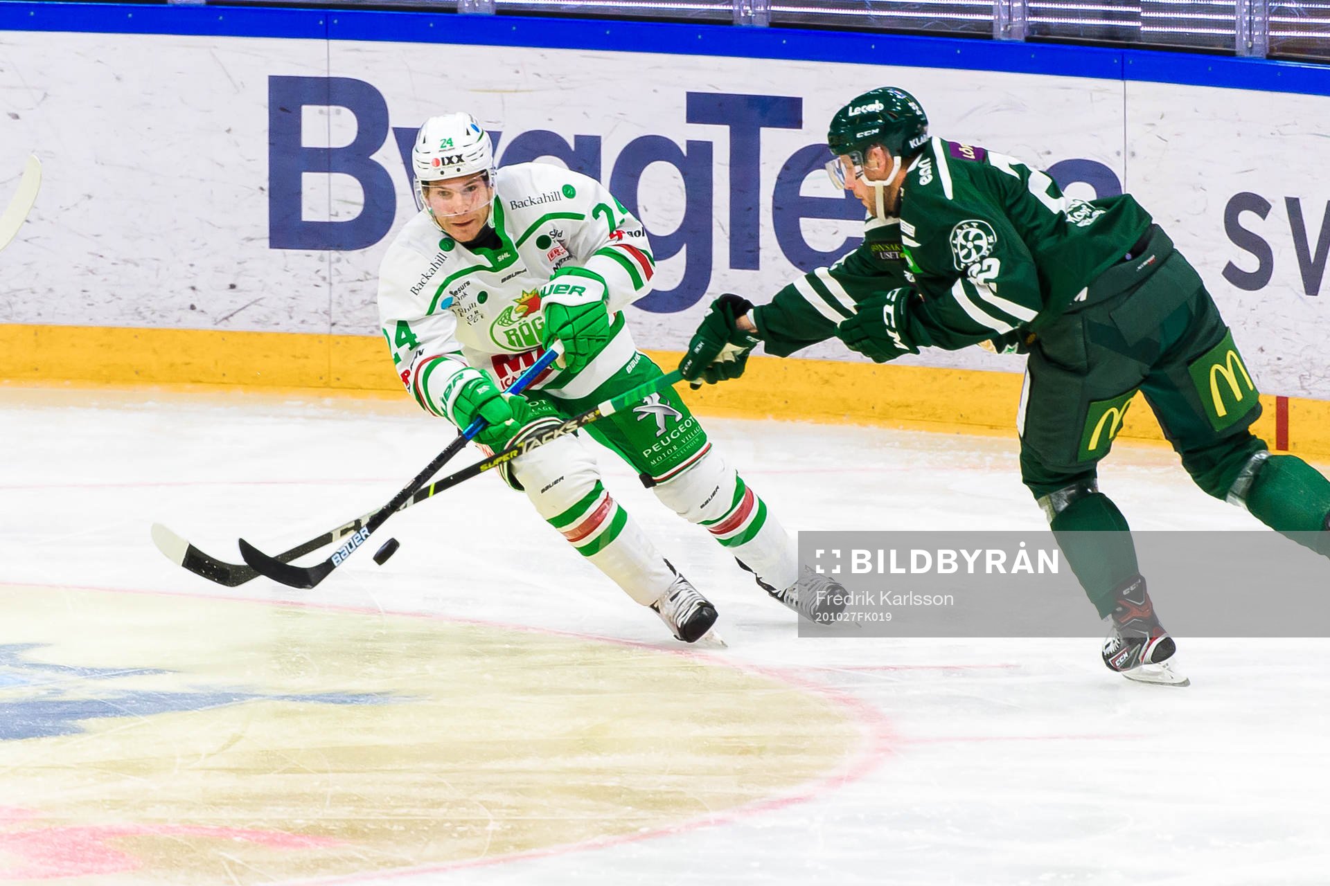 Rögles Benjamin Smith  och Färjestads Per Åslund