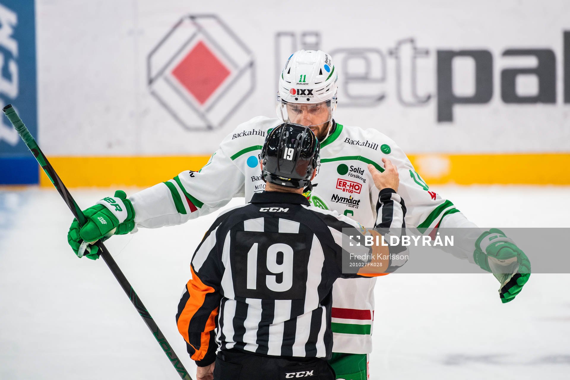 Rögles Mattias Sjögren och Domare Wolmer Edqvist i en
