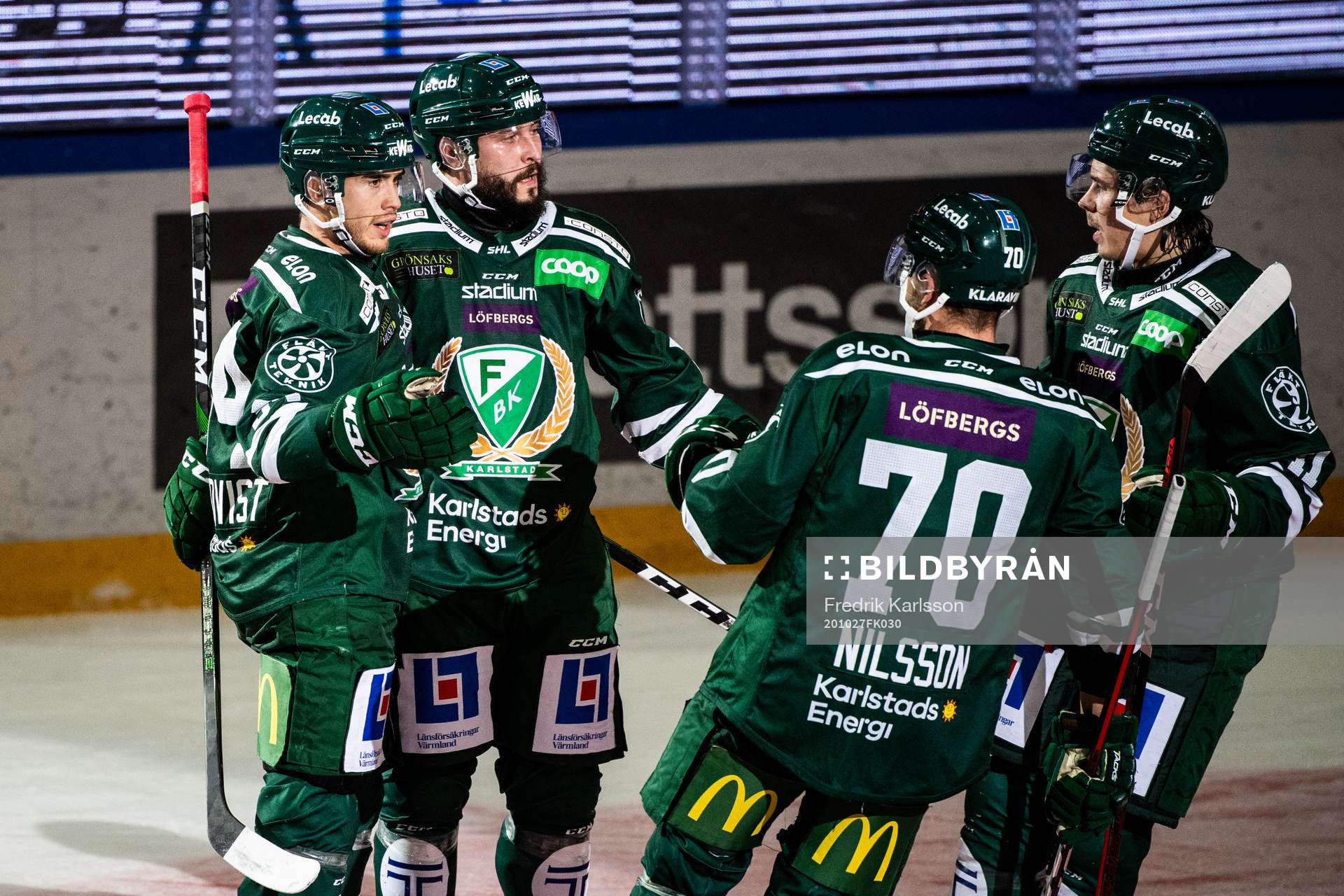 Färjestads Michael Lindqvist jublar med lagkamrater