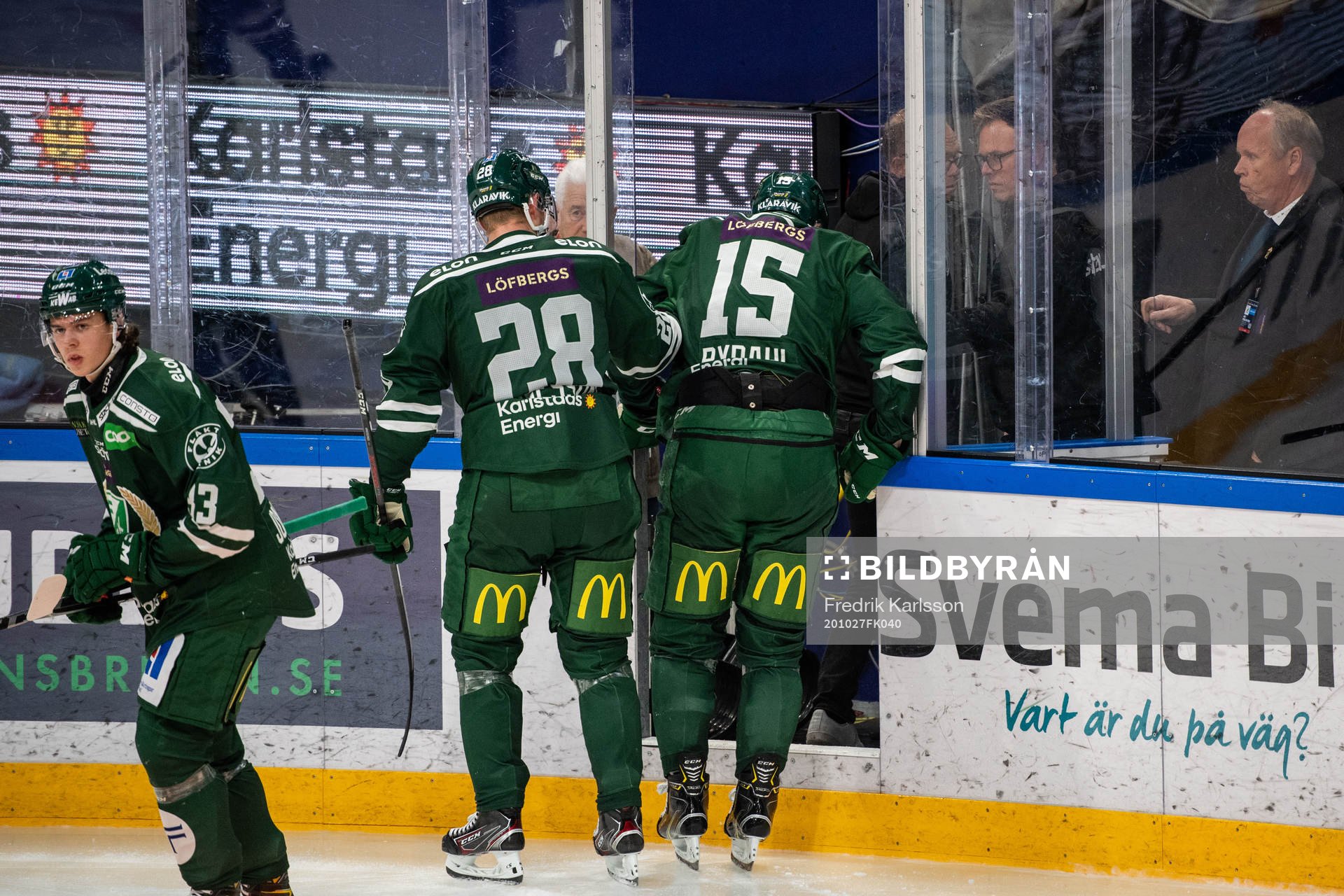 Färjestads Gustav Rydahl lämnar isen skadad