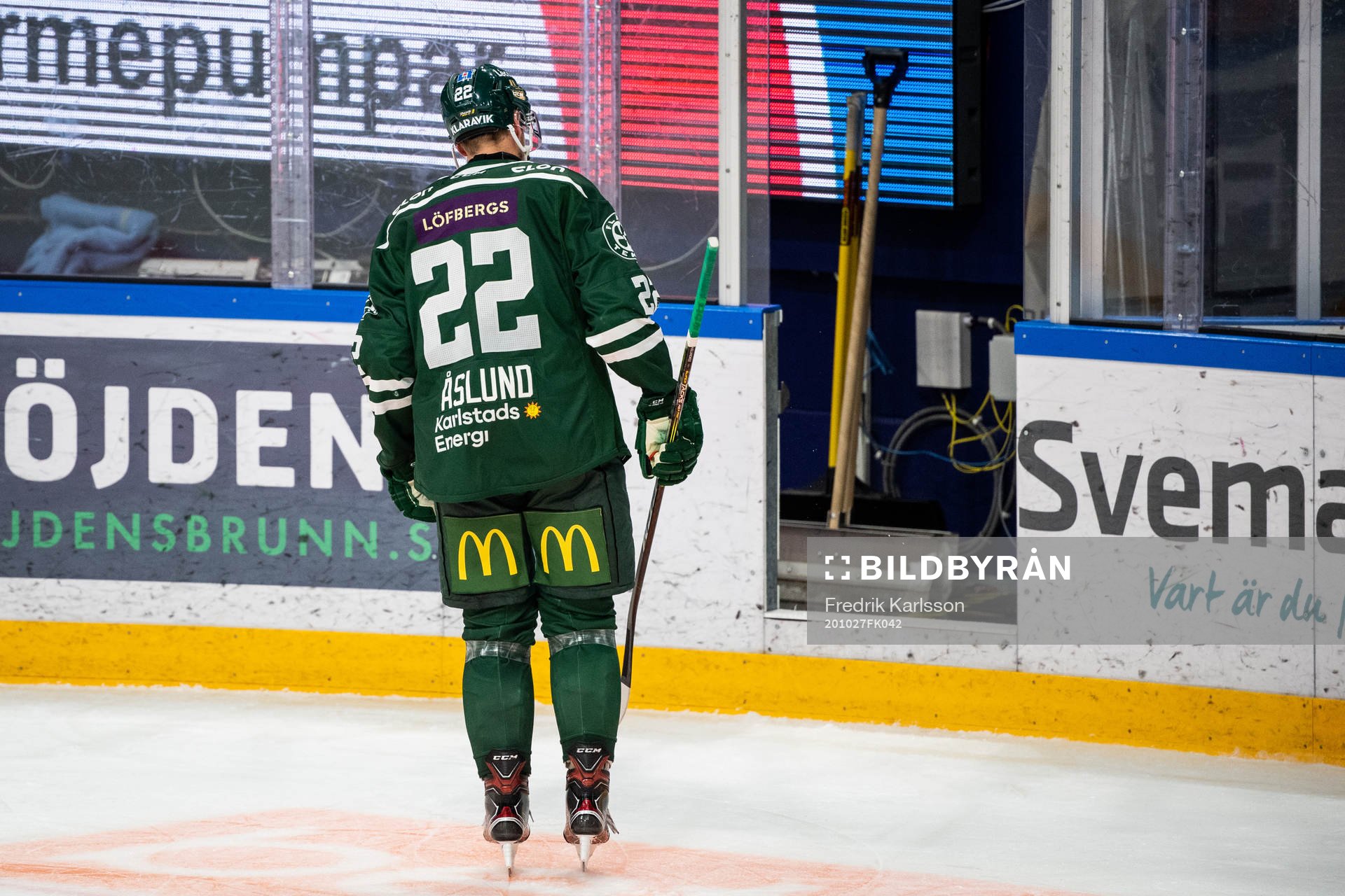 Färjestads Per Åslund lämnar isen i samband med att han