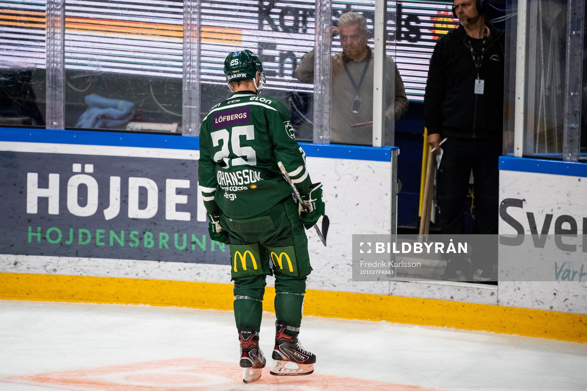 Färjestads Martin Johansson lämnar isen i samband med att