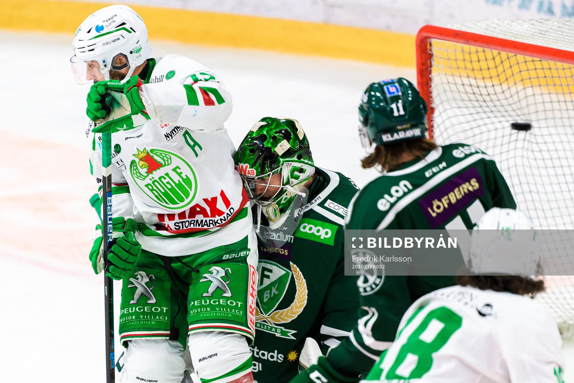 Rögles Taylor Matson täcker skott för Färjestads