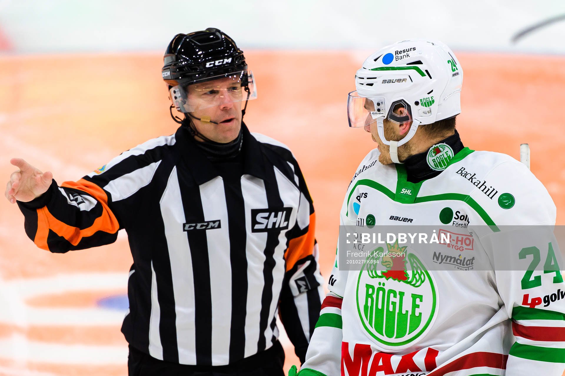 Domare Wolmer Edqvist i samtal med Rögles Benjamin Smith