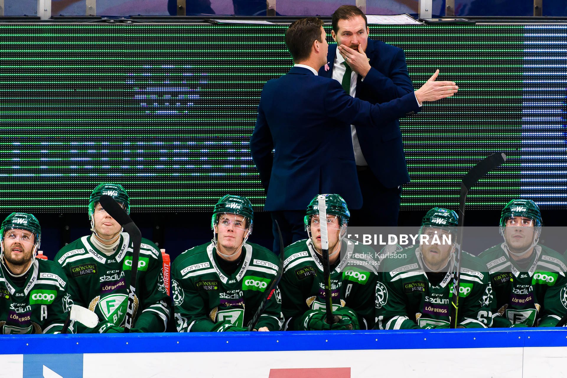 Färjestads huvudtränare Johan Pennerborn i samtal med