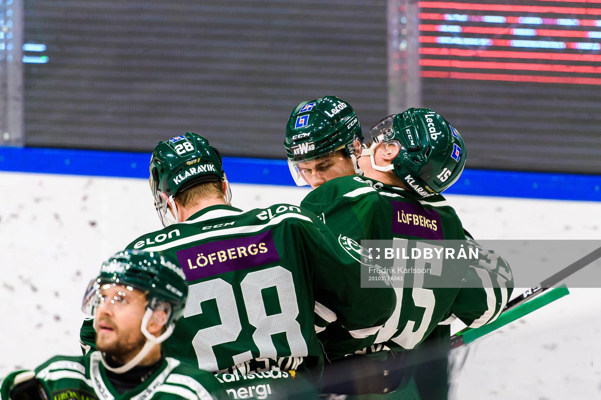 Färjestads Gustav Rydahl grinar illa när han får hjälp