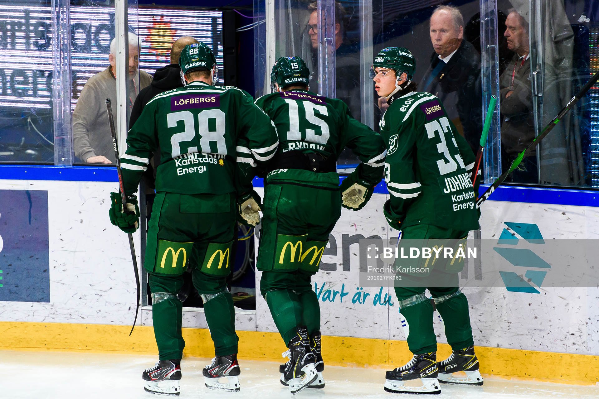 Färjestads Linus Arnesson och Albert Johansson hjälper