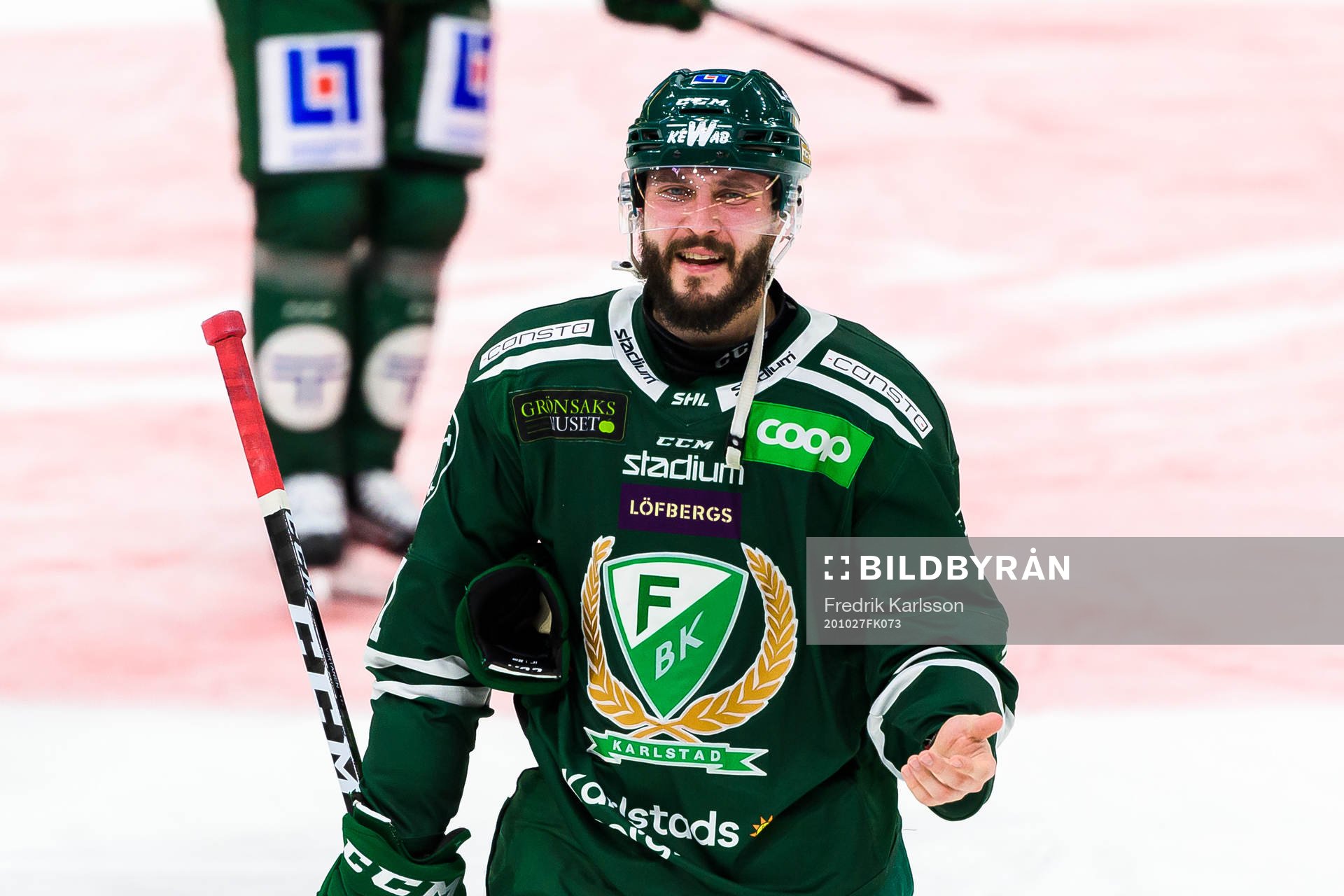 Färjestads Jesse Virtanen åker och pratar med domaren