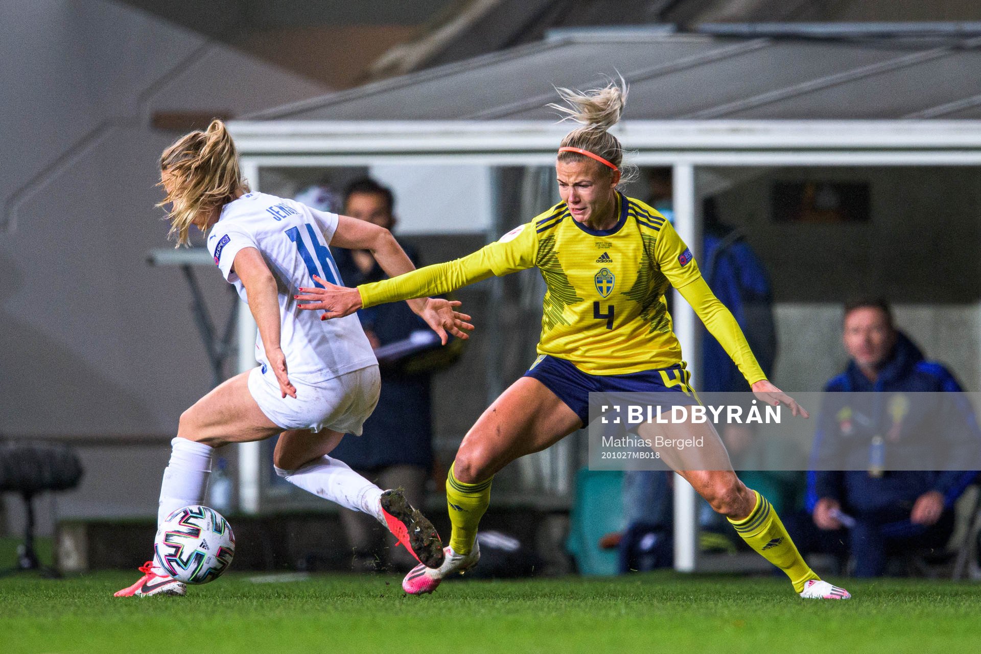 Elín Metta Jensen of Iceland and Hanna Glas of Sweden
