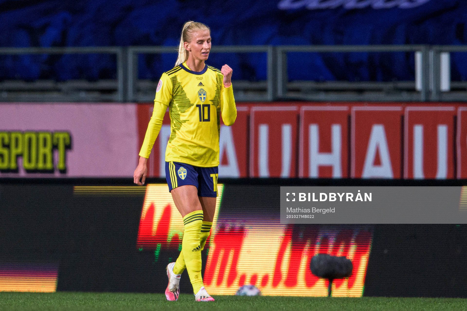 Sofia Jakobsson of Sweden celebrates the 1-0 goal