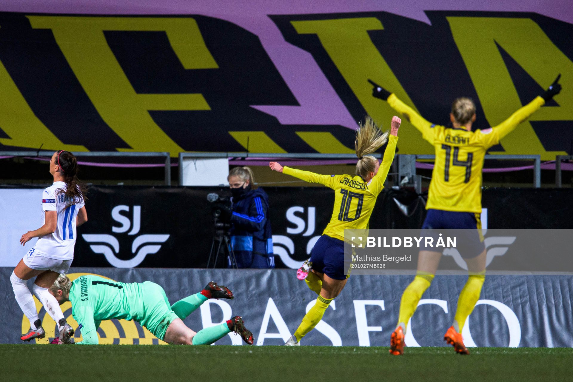 Sofia Jakobsson of Sweden celebrates the 1-0 goal behind