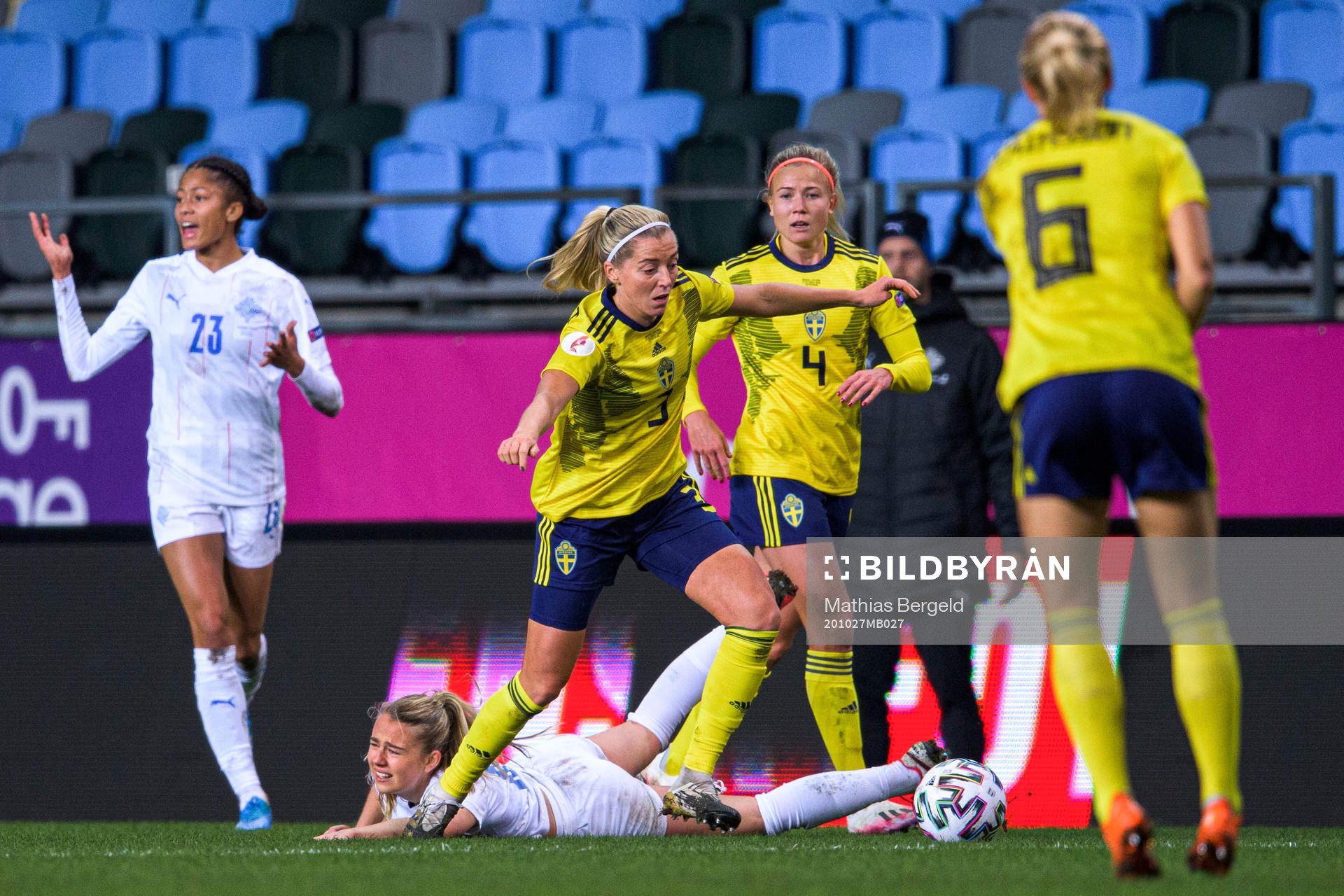 Sveindís Jane Jónsdóttir and Elín Metta Jensen of