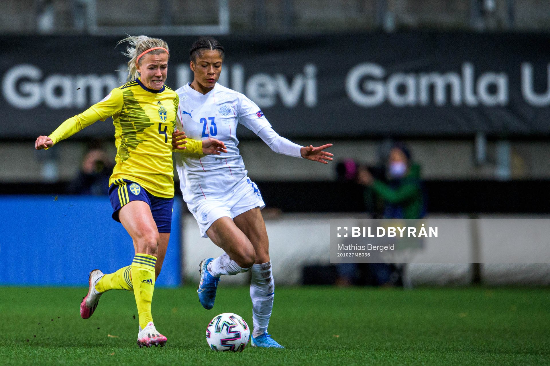 Hanna Glas of Sweden and Sveindís Jane Jónsdóttir of