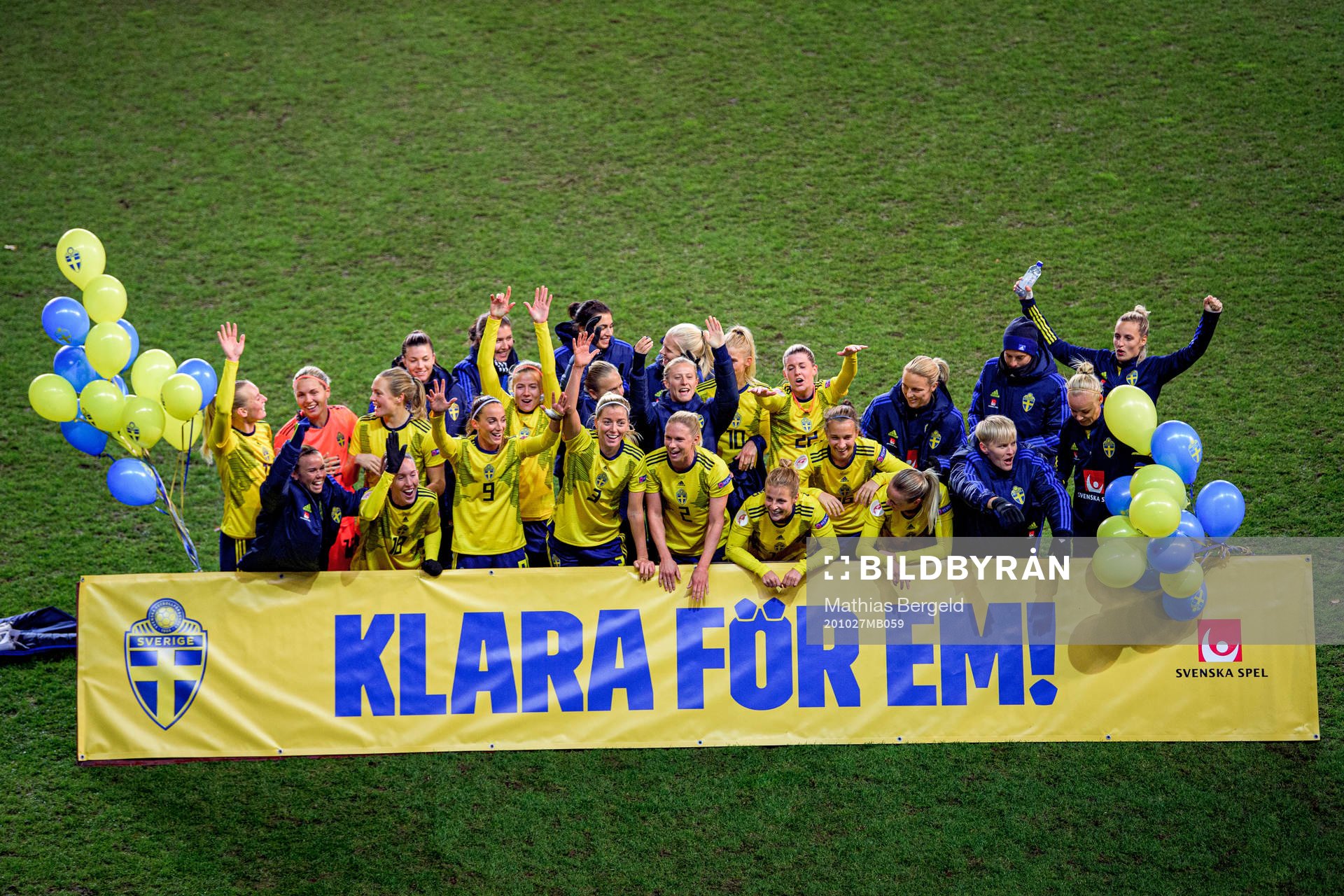 Players of Sweden celebrate after the UEFA Women's Euro Qualifier football match between Sweden and Iceland on October 27, 2020 in Gothenburg.