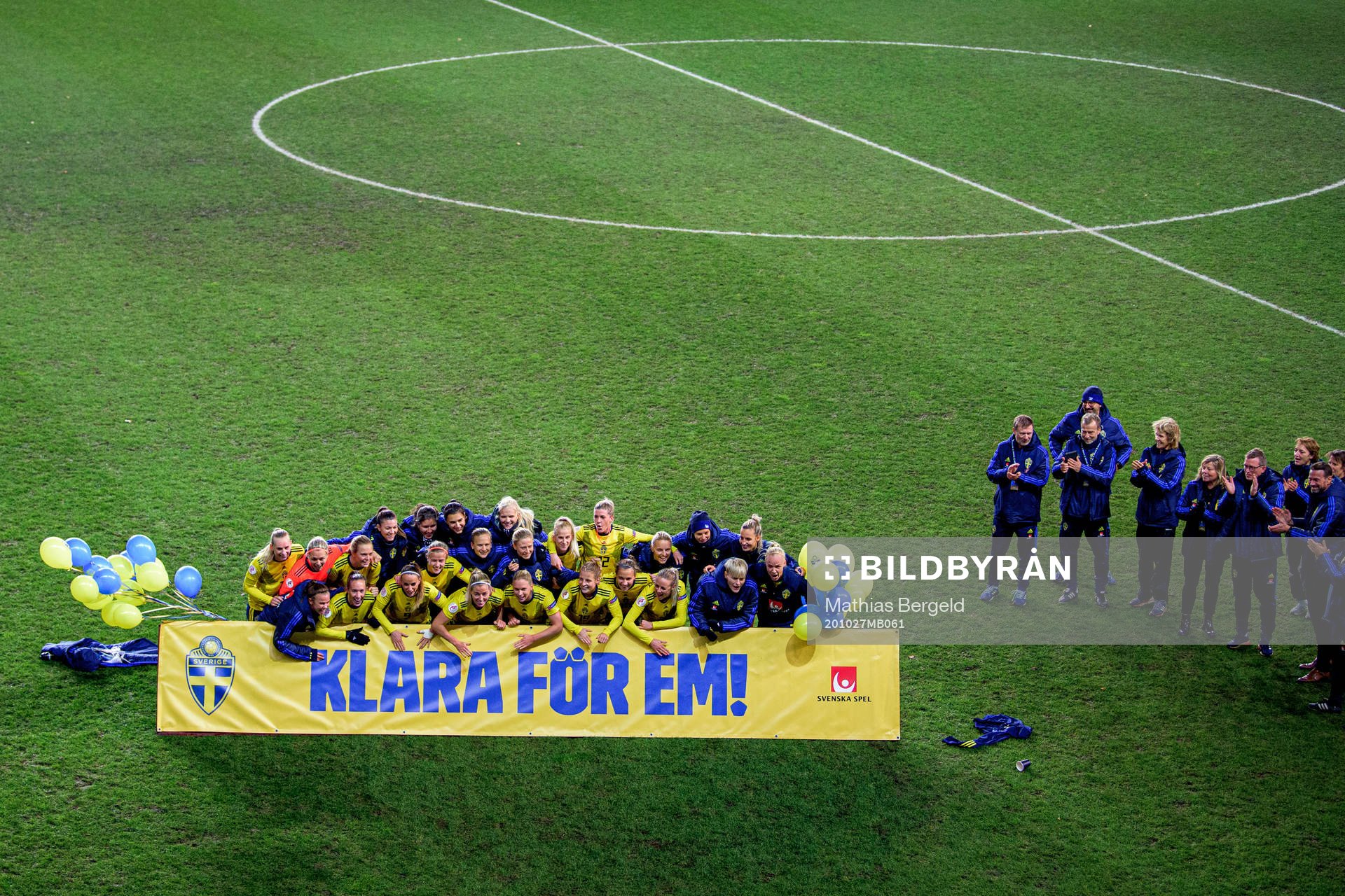 Players of Sweden celebrate after the UEFA Women's Euro Qualifier football match between Sweden and Iceland on October 27, 2020 in Gothenburg.