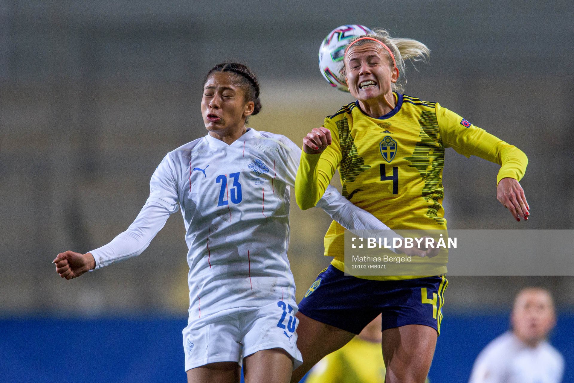 Sveindís Jane Jónsdóttir of Iceland and Hanna Glas of