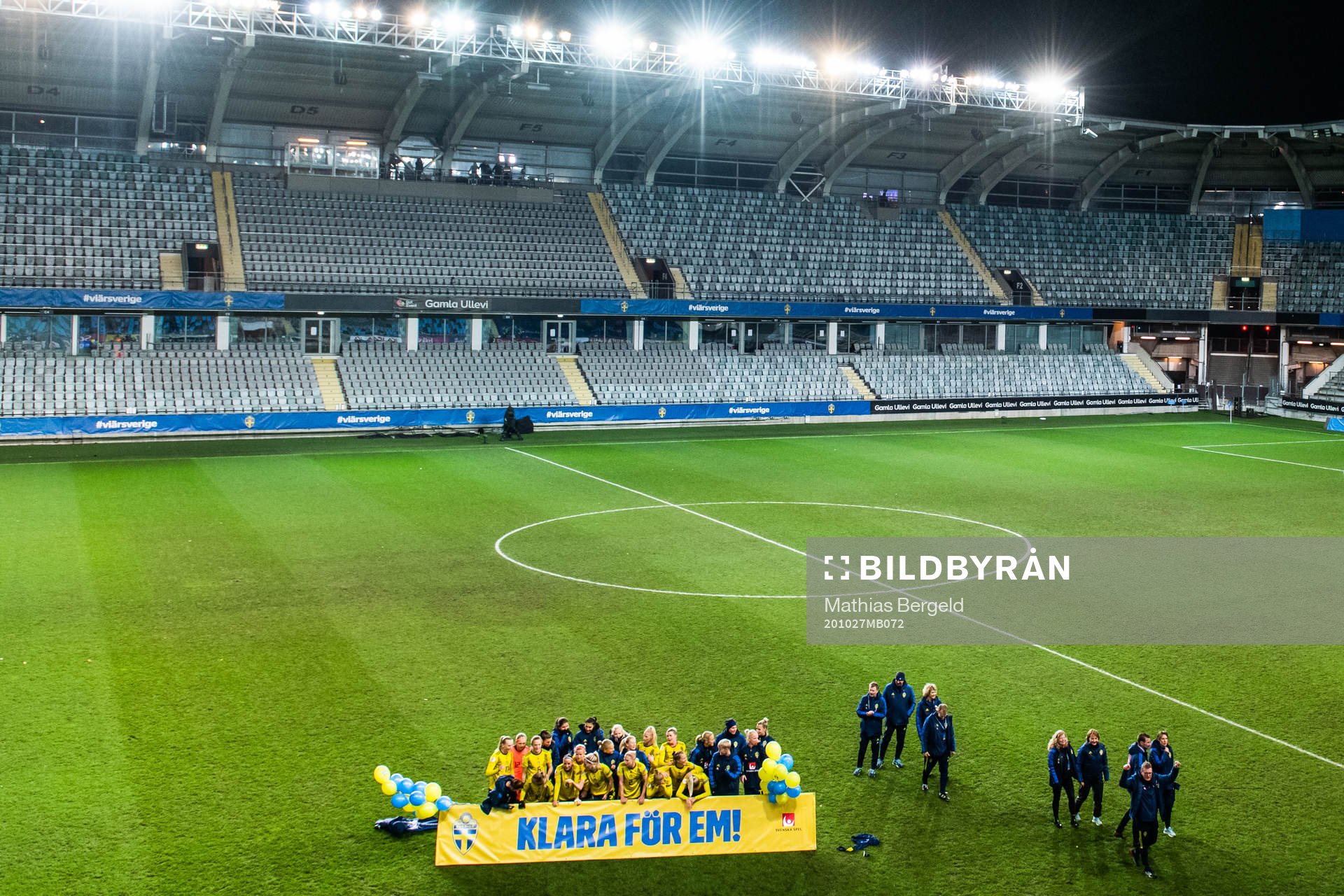 Players of Sweden pose for a photo behind a banner, reading: Klara för EM (Qualified for the European Championship) during the UEFA Women's Euro Qualifier football match between Sweden and Iceland on October 27, 2020 in Gothenburg.