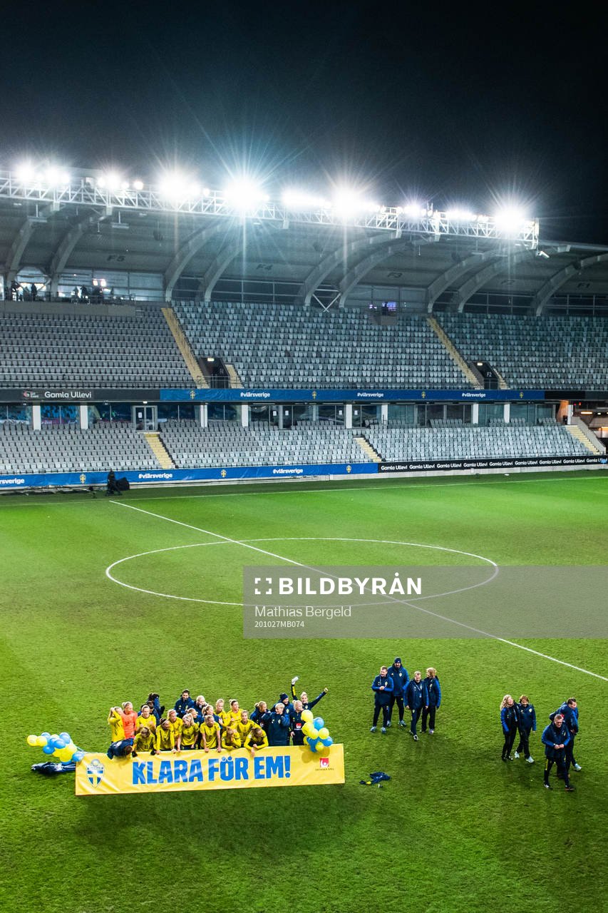 Players of Sweden pose for a photo behind a banner, reading: Klara för EM (Qualified for the European Championship) during the UEFA Women's Euro Qualifier football match between Sweden and Iceland on October 27, 2020 in Gothenburg.