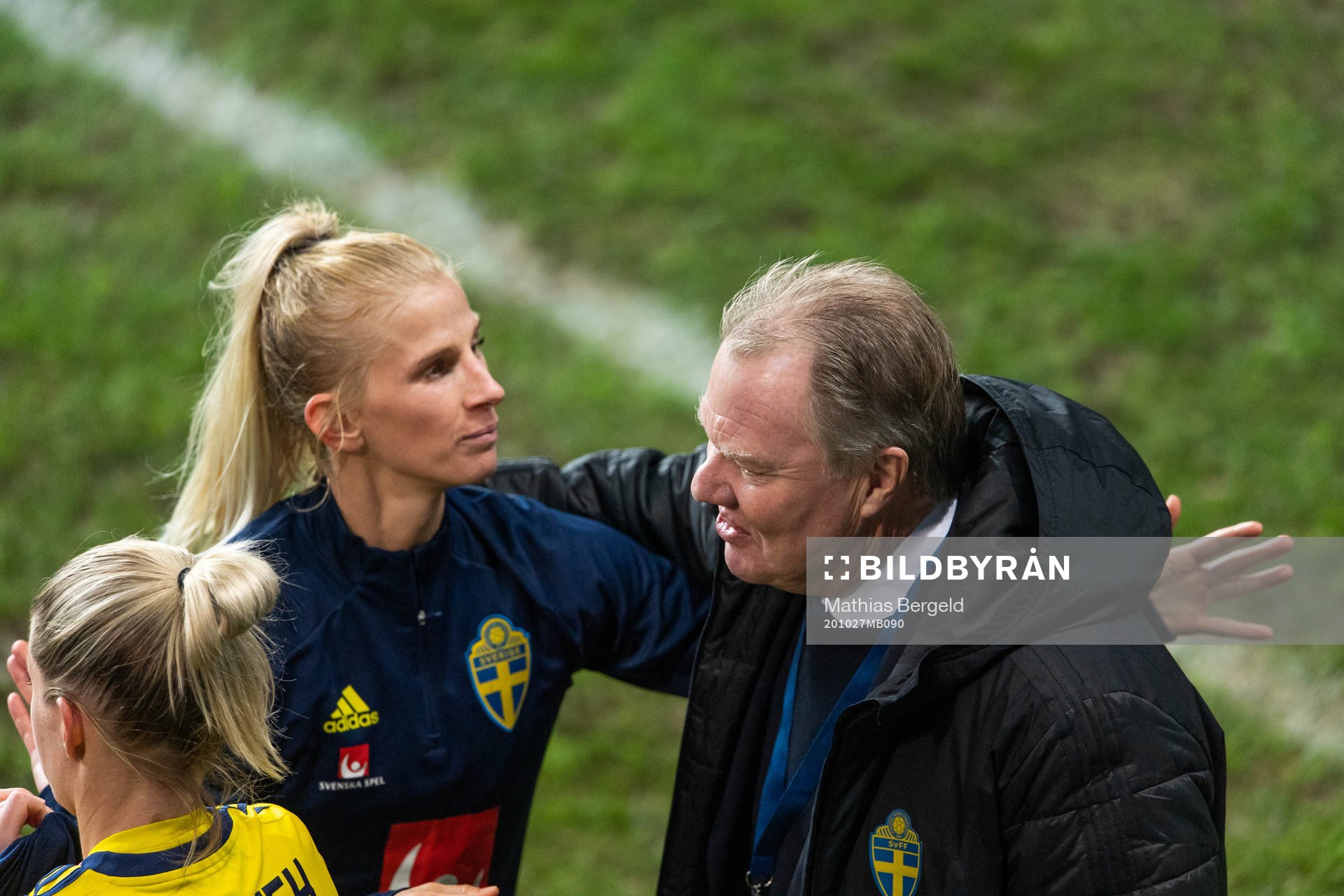 Sofia Jakobsson of Sweden and president Karl-Erik Nilsson