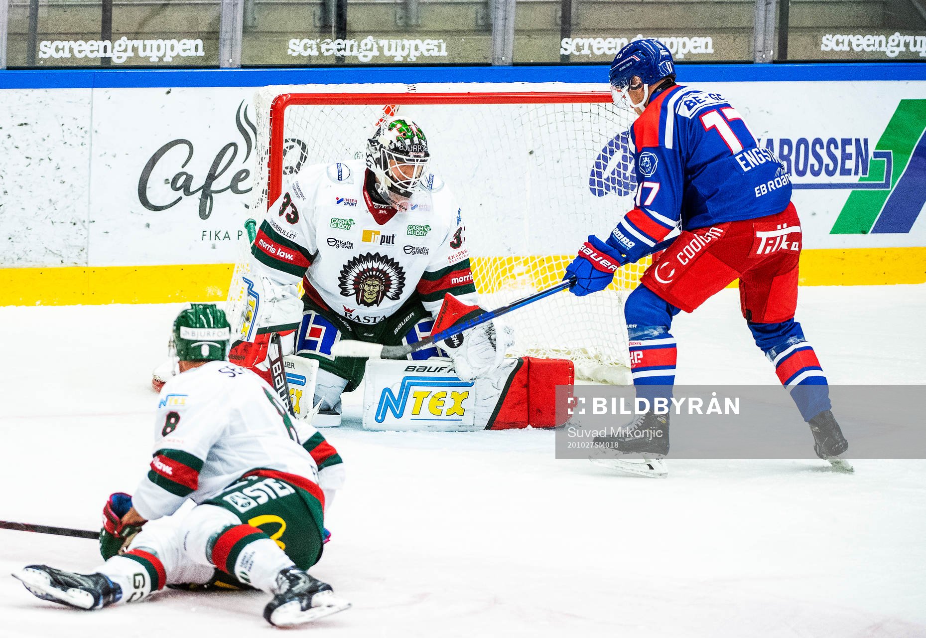 Oskarshamns Jonas Engström och Frölundas målvakt Johan