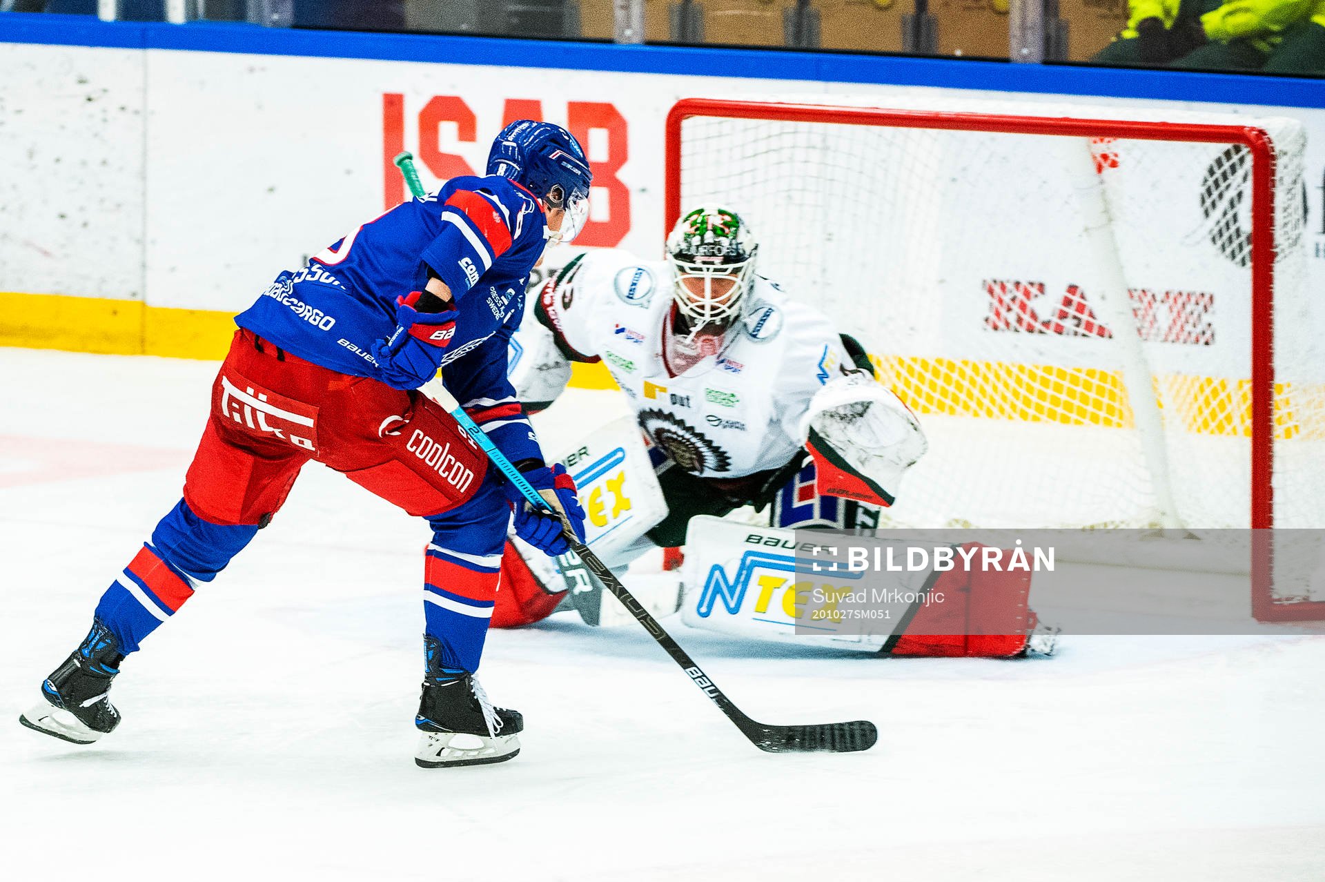 Oskarshamns Fredrik Olofsson och Frölundas målvakt Johan