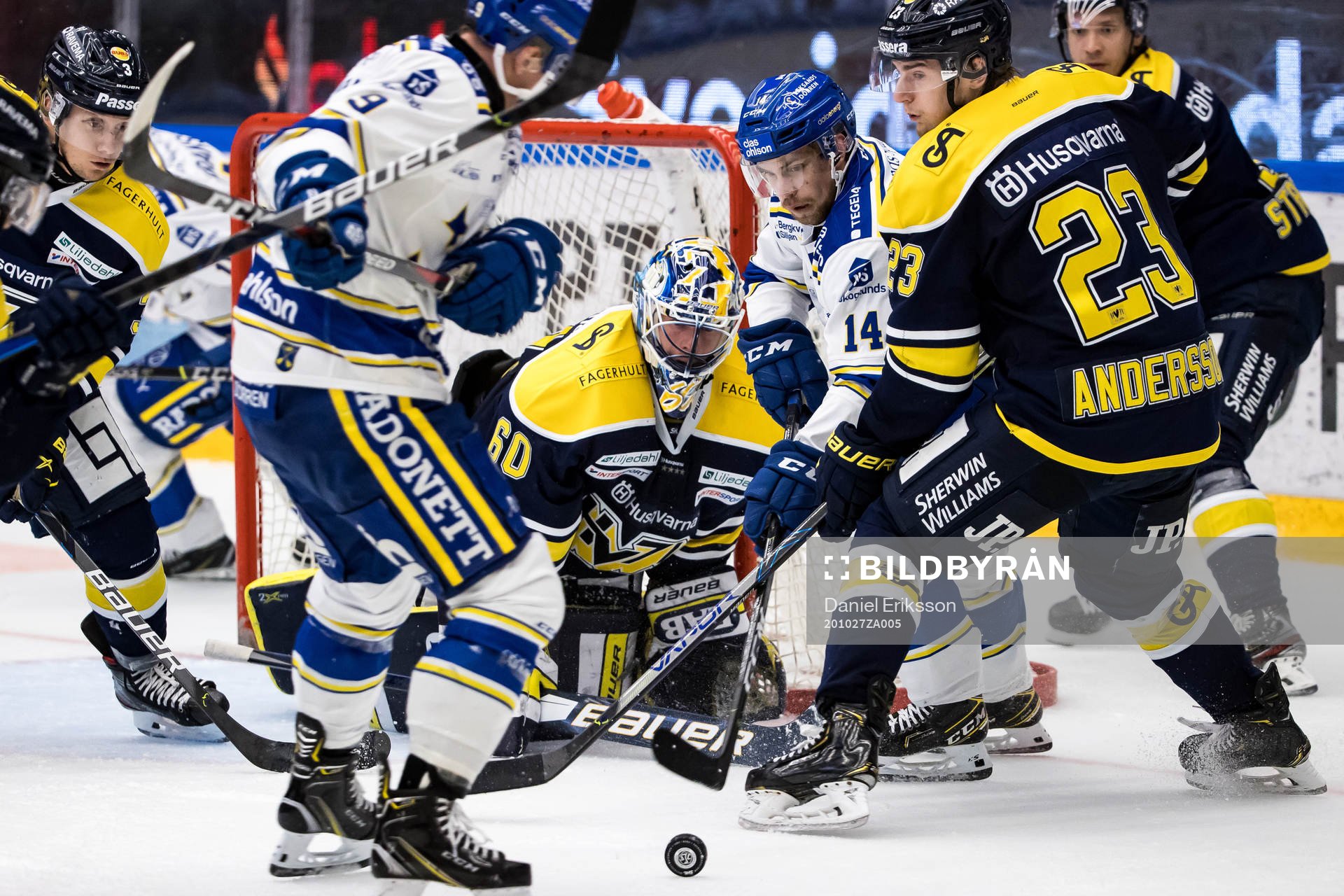 s Lias Andersson framför HV71:s målvakt Hugo Alnefelt