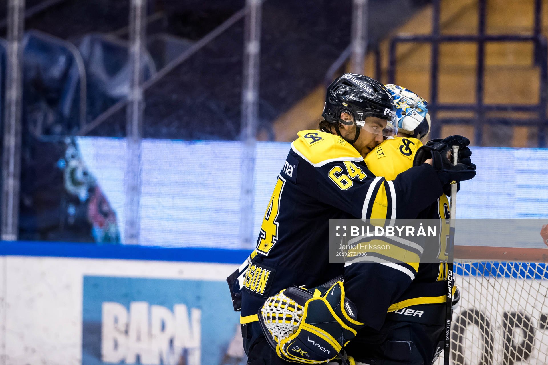 s Eric Martinsson och HV71:s målvakt Hugo Alnefelt jubel