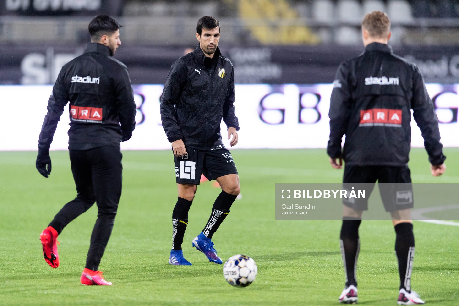  Häckens Nikola Gulan värmer upp innan fotbollsmatchen i