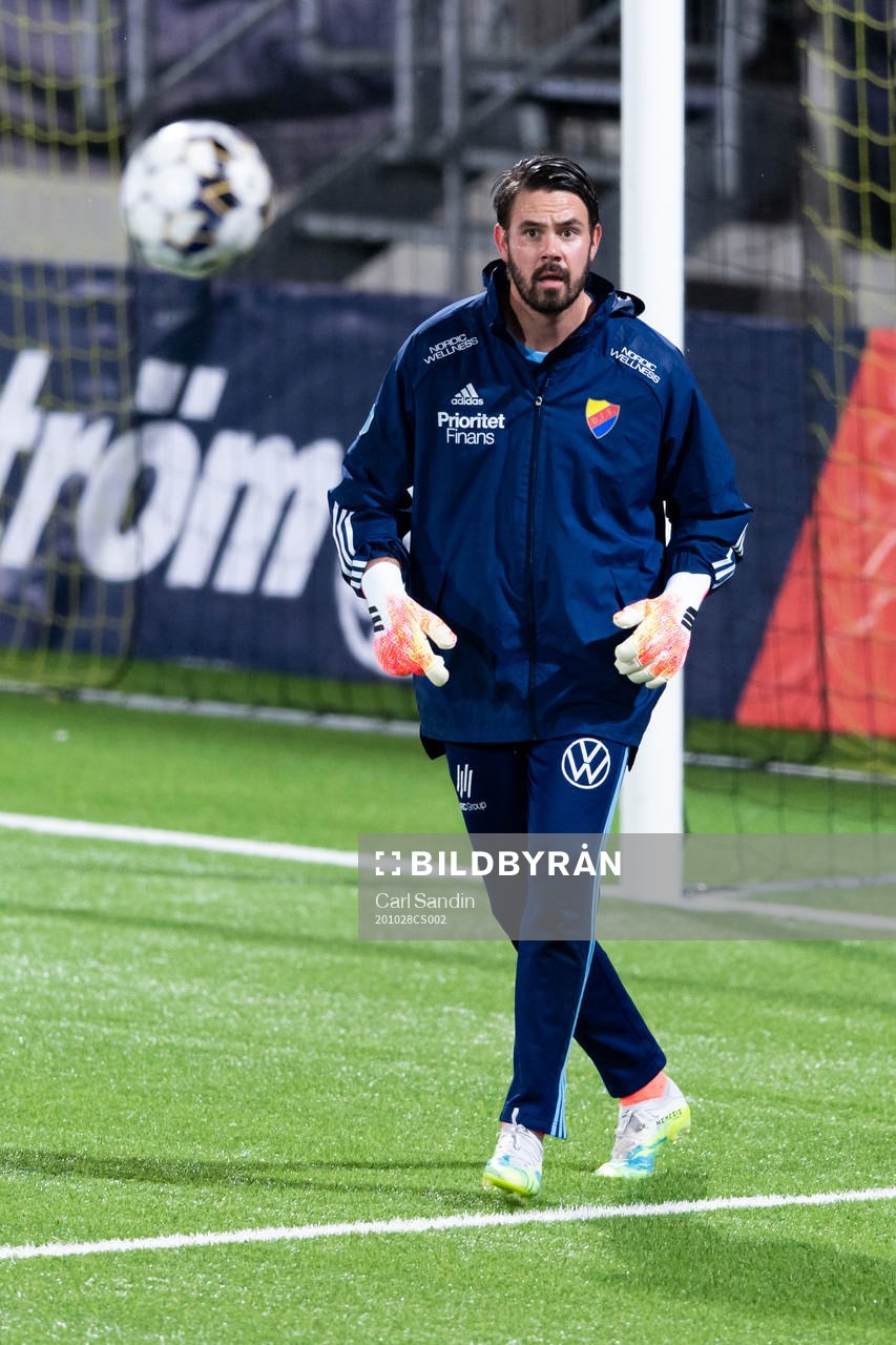  Djurgårdens målvakt Tommi Vaiho värmer upp innan